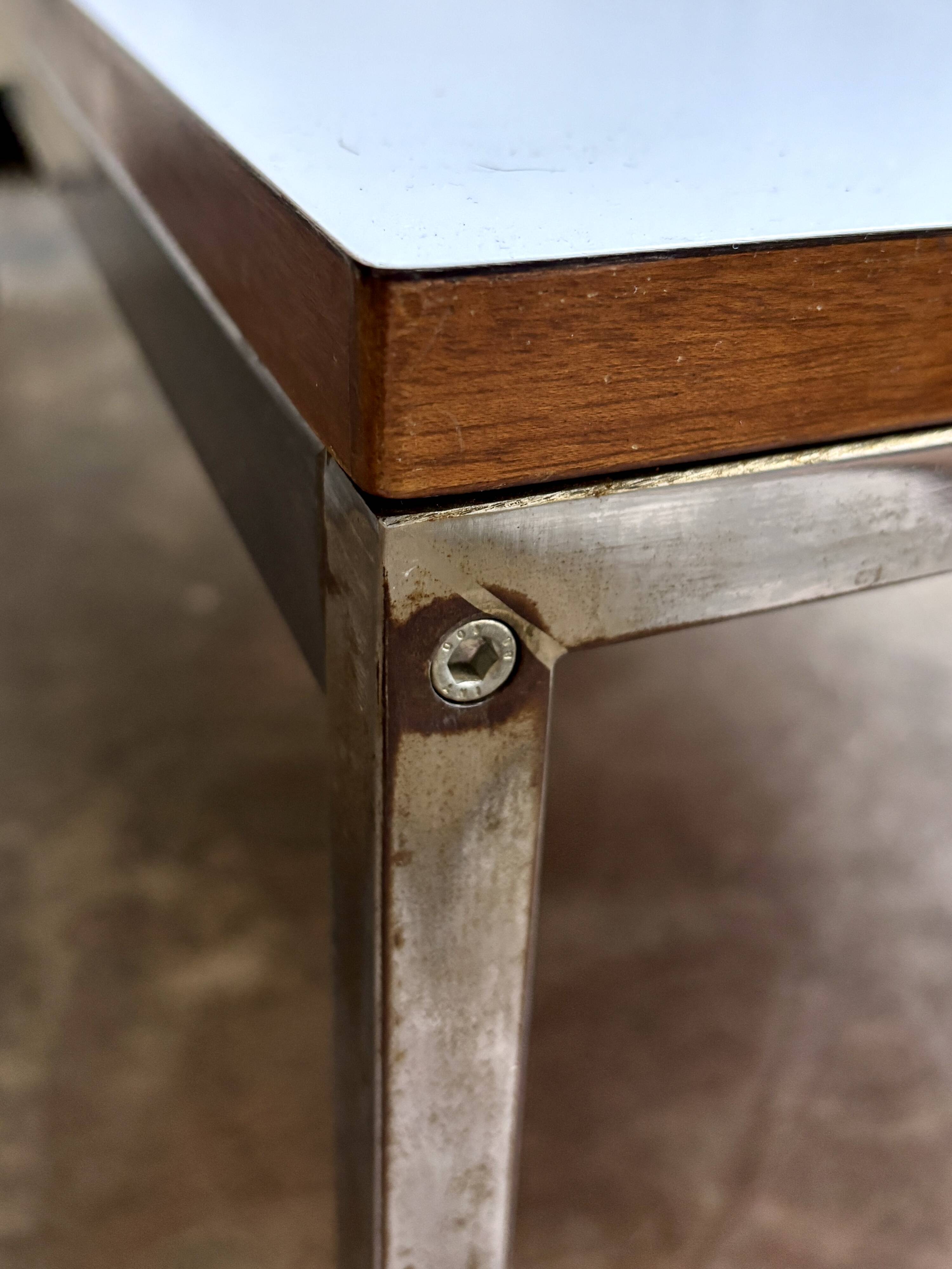 Table basse en mélaminé blanc et acier chromé