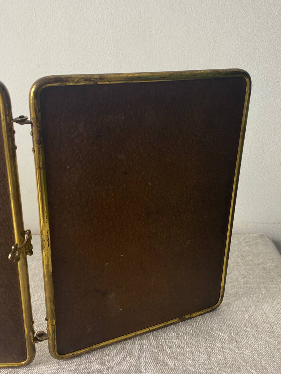 Miroir de barbier, triptyque cuir et laiton