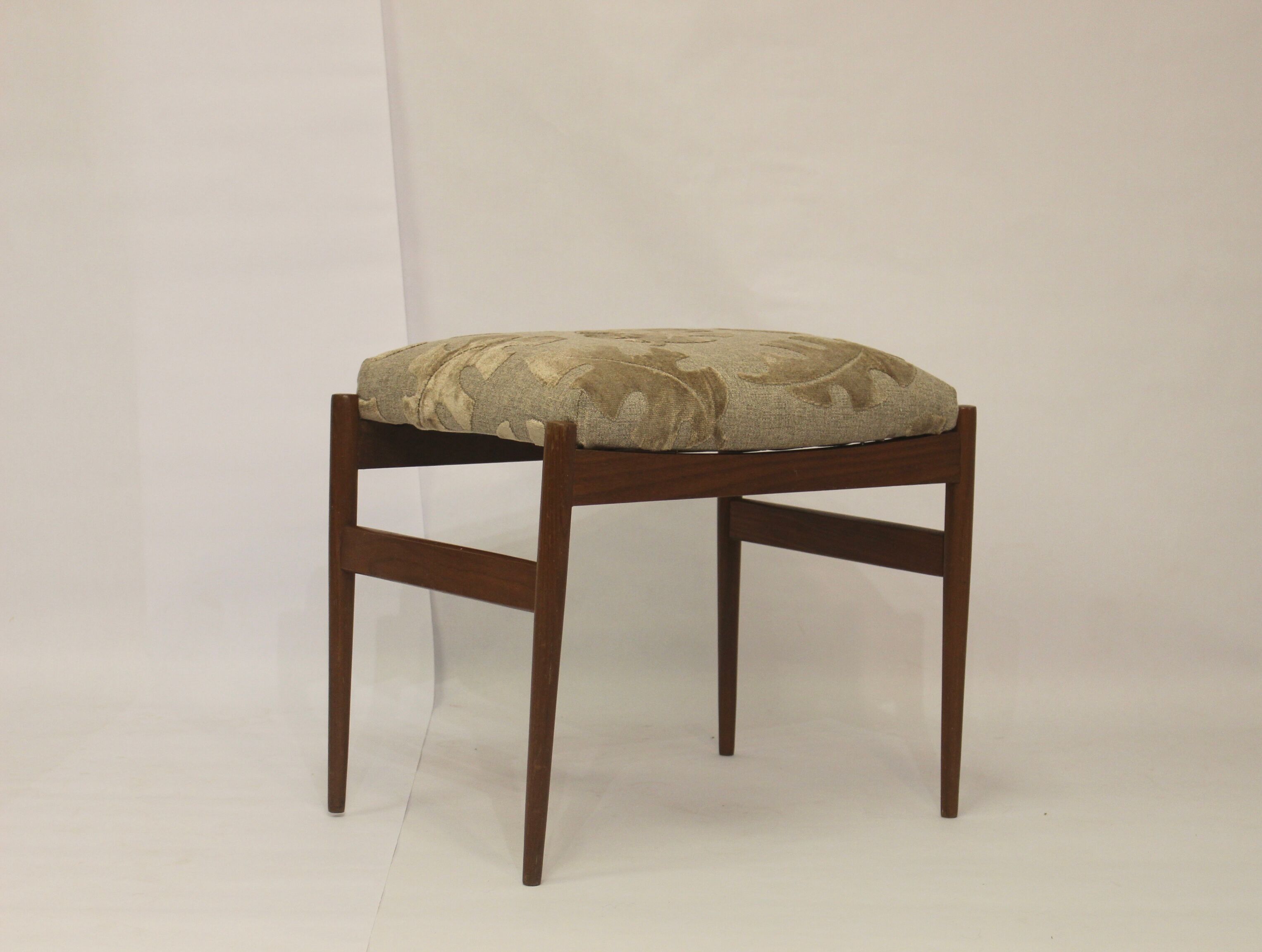 Scandinavian stool in beech 50
