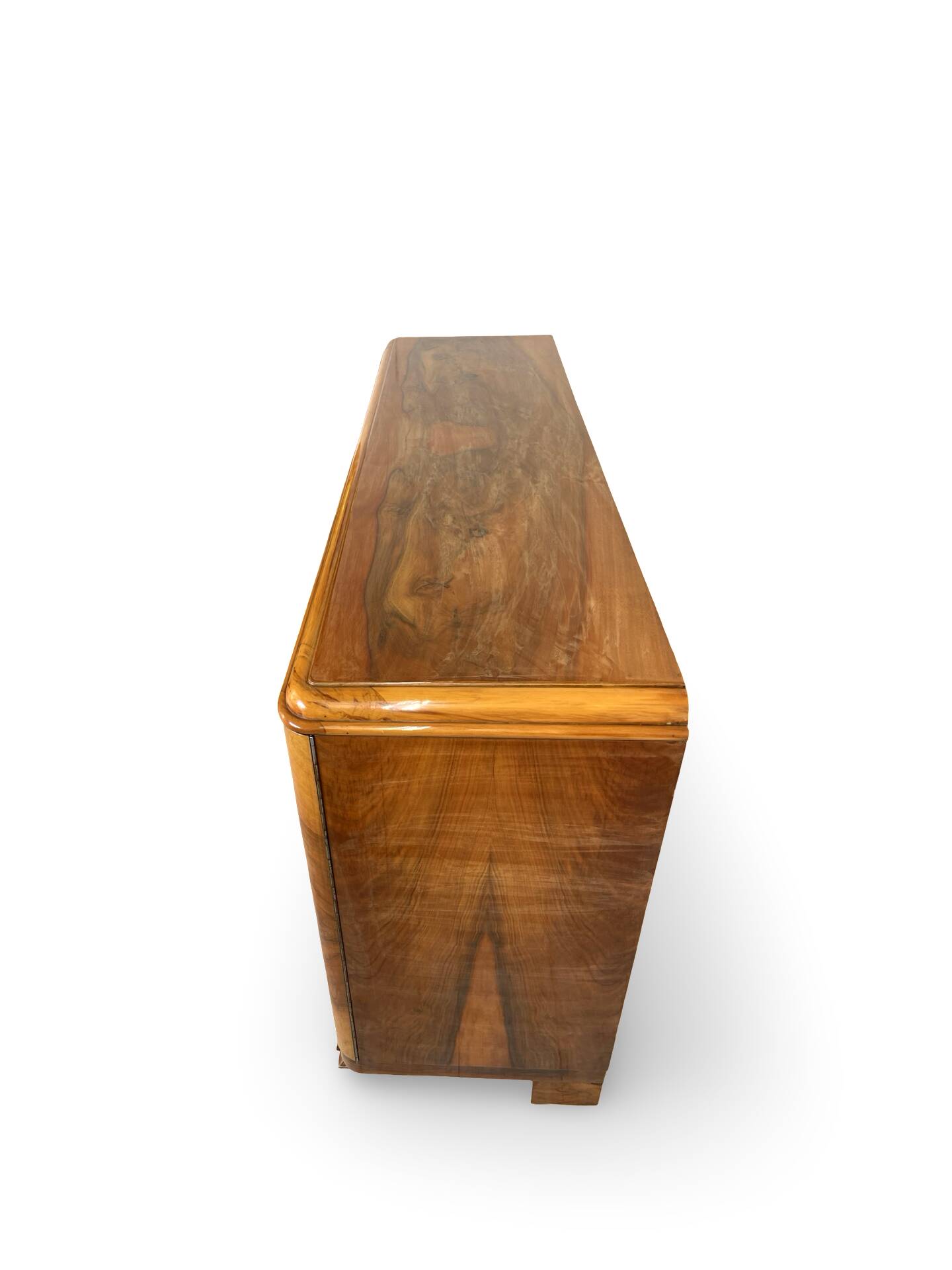 Italian Art deco burl walnut sideboard, of great quality.