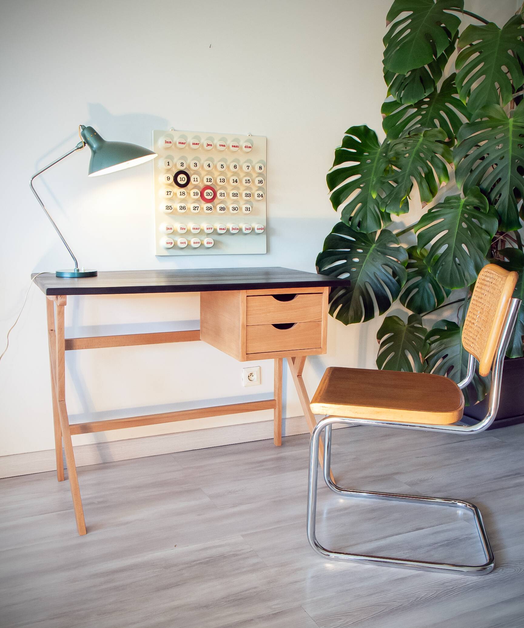 Vintage desk from the 60s-70s, light oak, in superb condition.