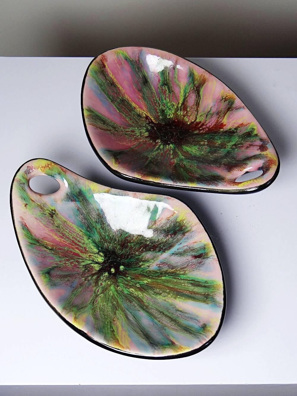 Pair of multicoloured glazed ceramic studio dishes, vintage 1960s.