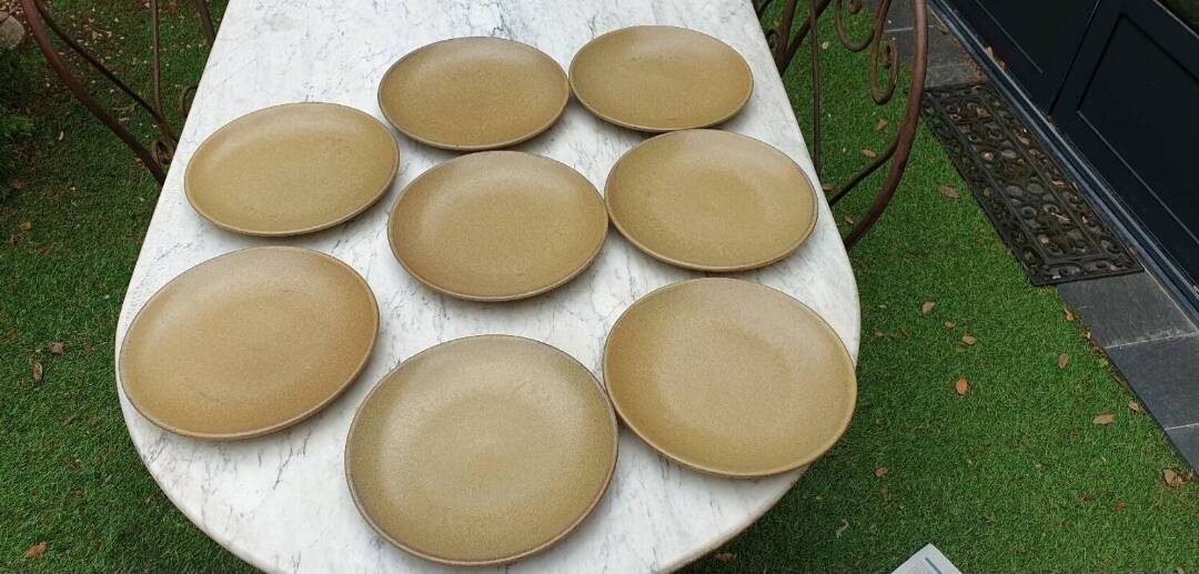 8 assiettes en grès