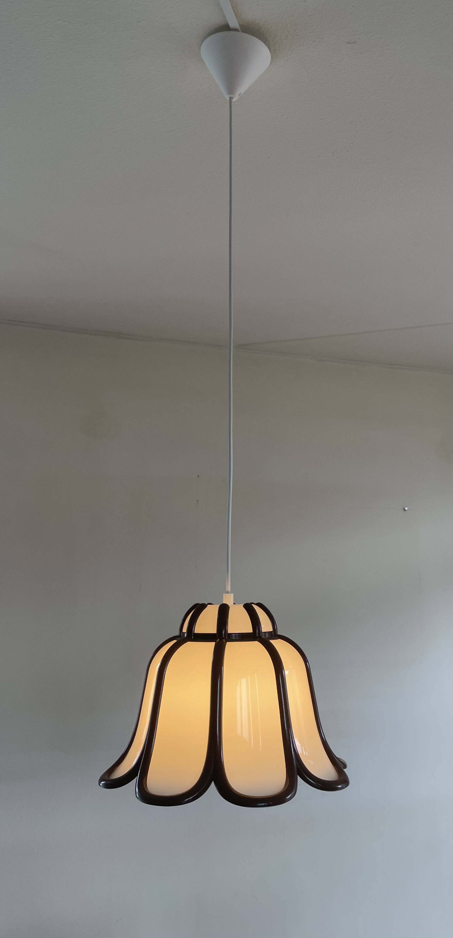 Tulip shaped pendant lamp