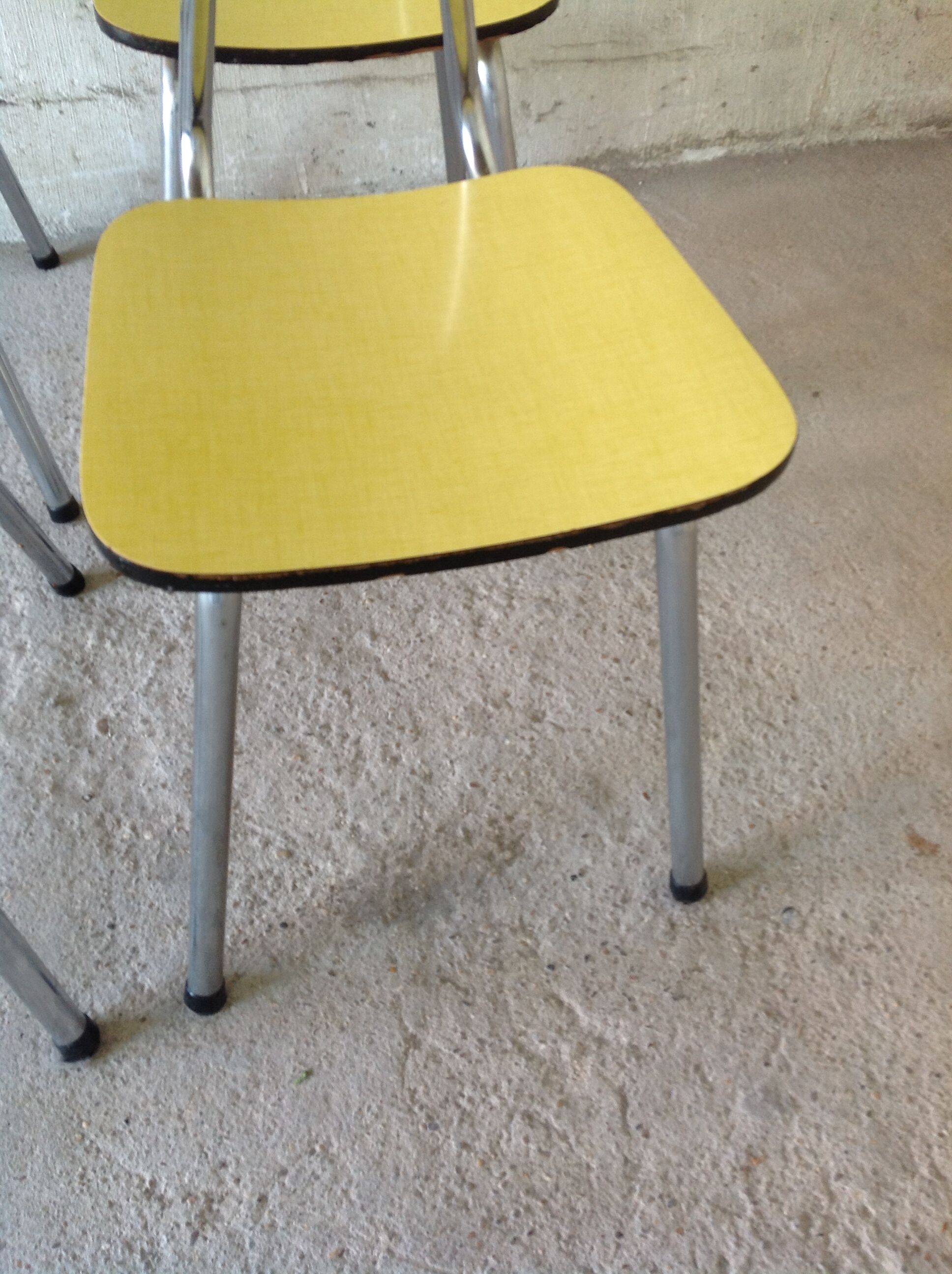 Yellow formica table and its 4 chairs