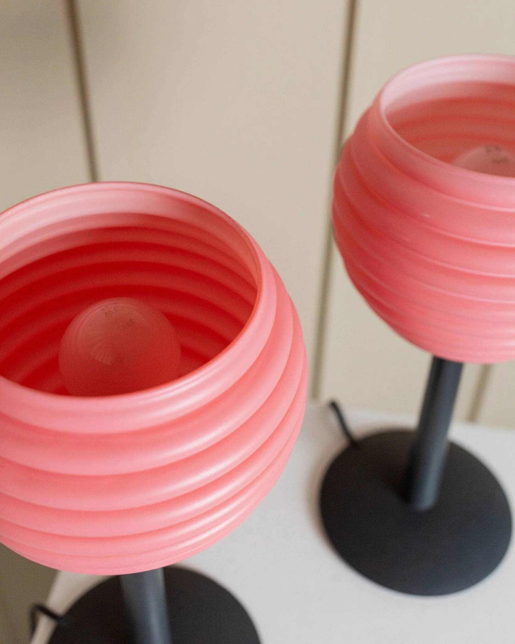 Lot de 2 lampes de table en verre rose - Lampes de chevet vintage avec abat-jour en verre cannelé - Design Space Age Italie - Années 1980