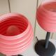 Lot de 2 lampes de table en verre rose - Lampes de chevet vintage avec abat-jour en verre cannelé - Design Space Age Italie - Années 1980