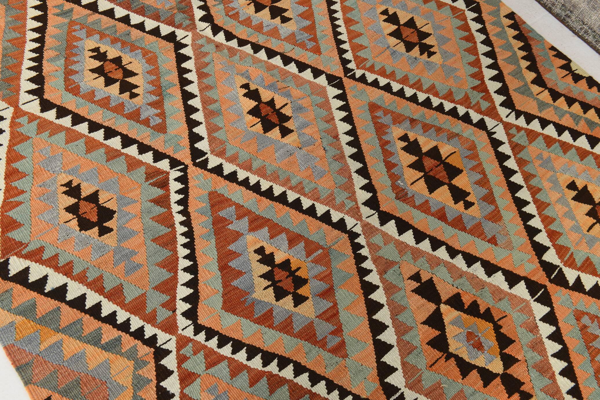 Grand kilim vintage motifs géométriques, tons terre et bleu pastel