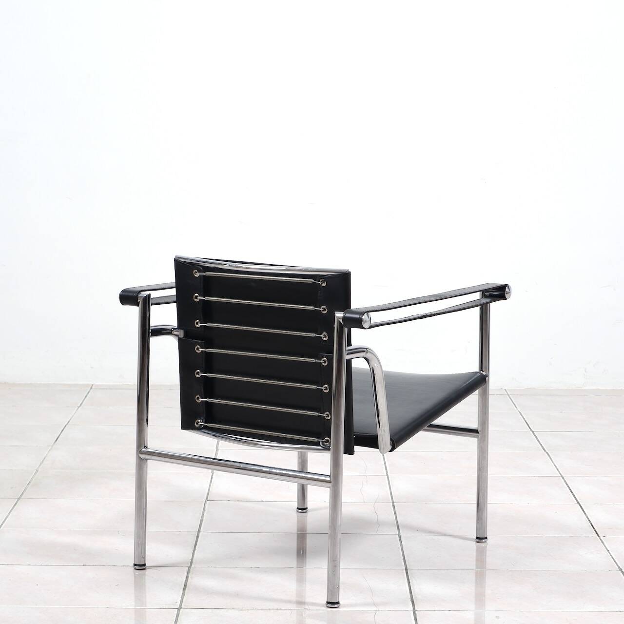 Fauteuil « lc1 » de charlotte perriand pour le corbusier, édités par cassina
