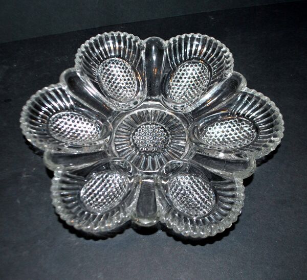 Portieux plat à œuf ancien en verre moulé – oeufrier présentoir brunch