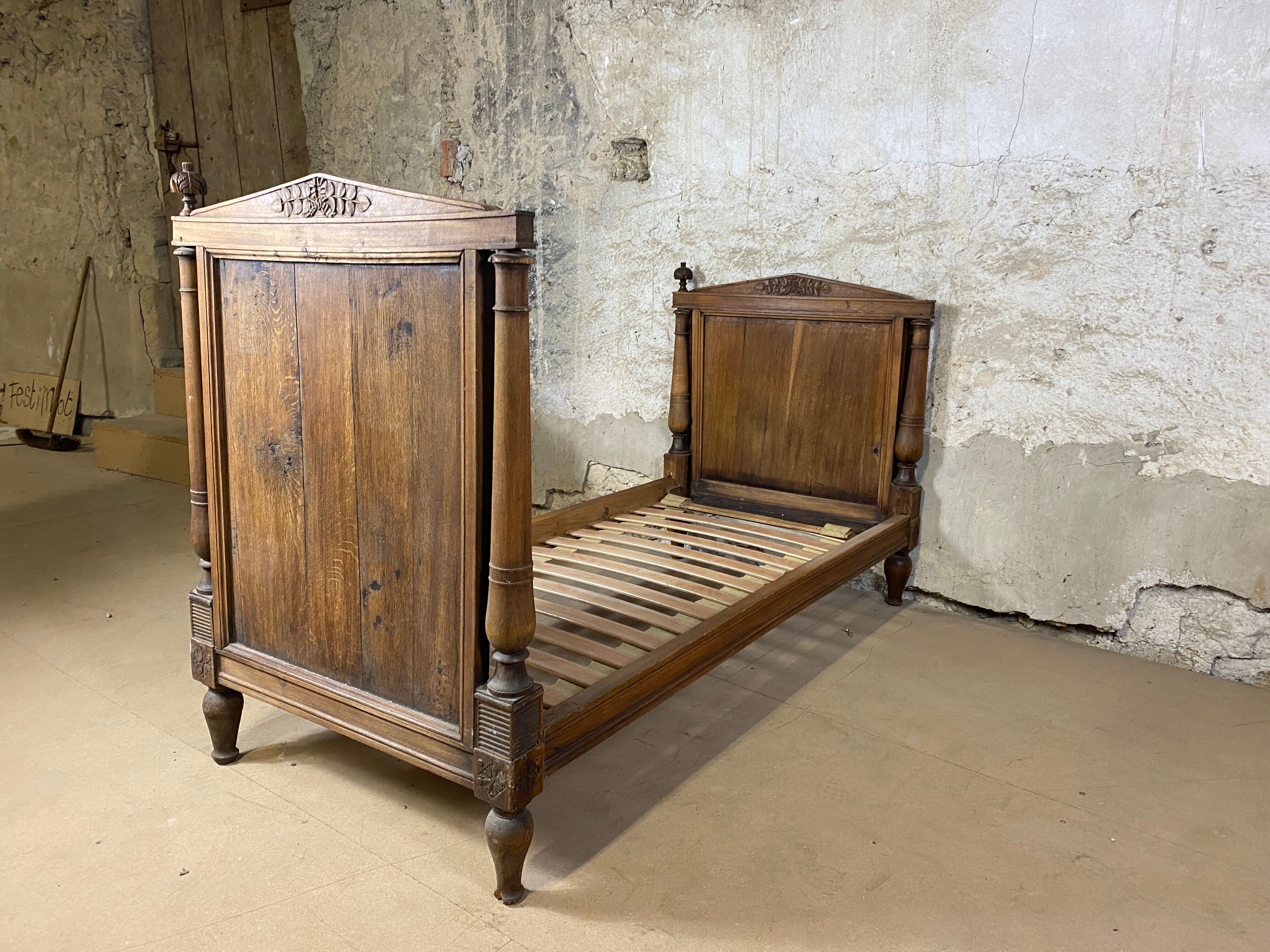 Directoire bench bed