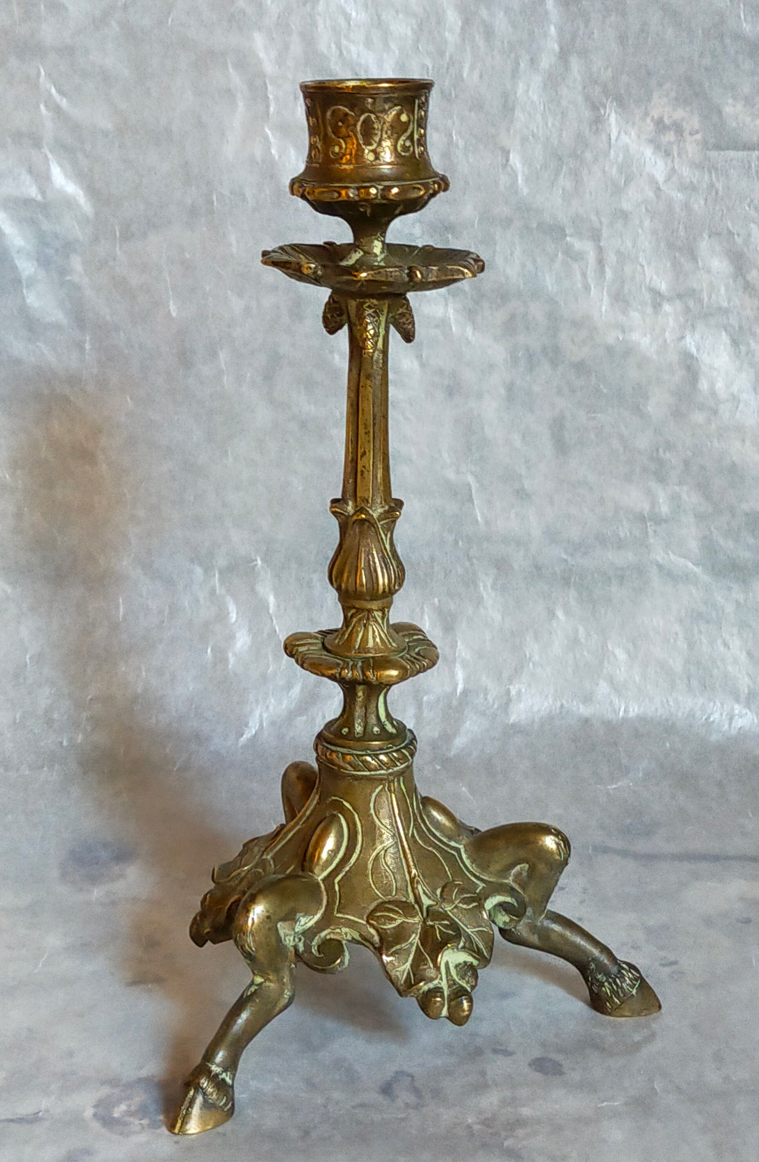 Candle holder in gilded bronze tripod nineteenth century