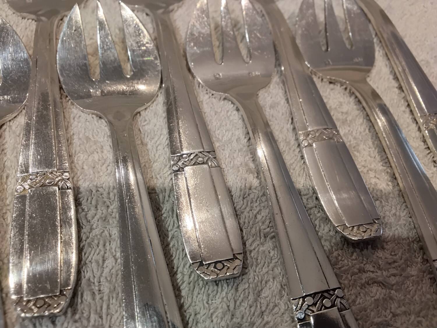 12 silver-plated oyster forks by silversmith Argit, Art Deco floral design
