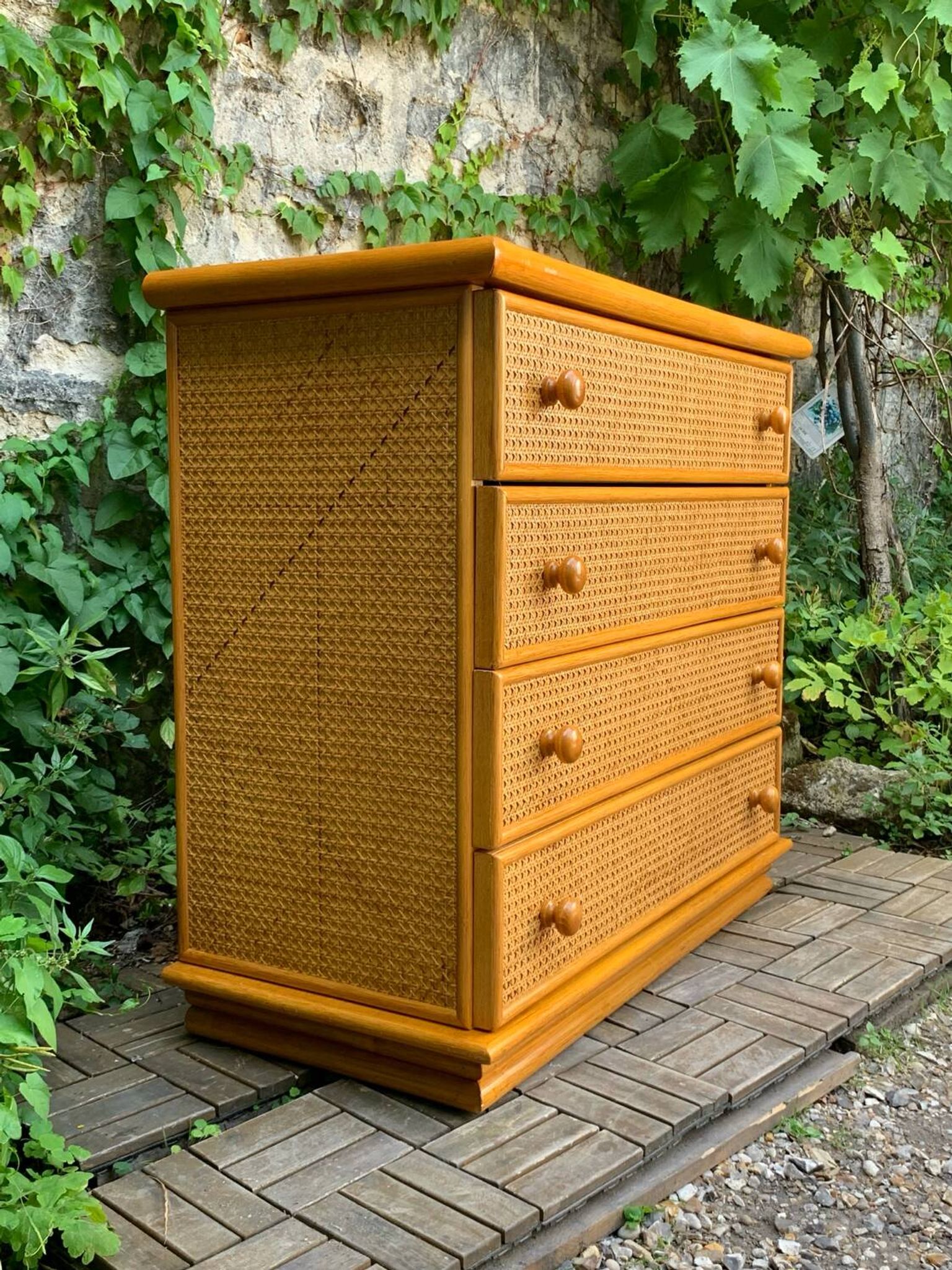 Dresser and its bedside table in rattan caning and vintage oak from the 1970s.