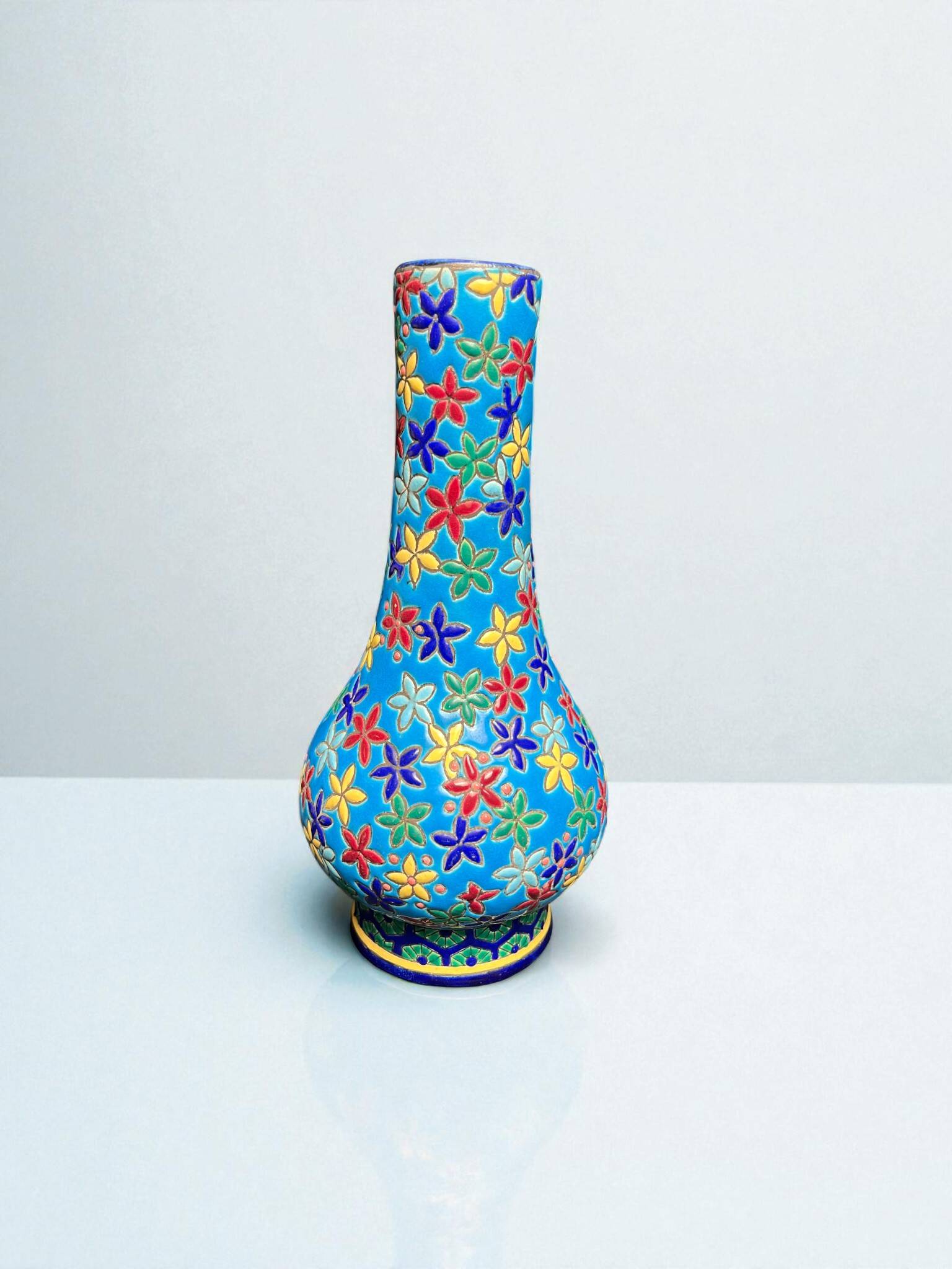 Vase cornet Longwy en faïence émaillée à décor flora,l début XXème