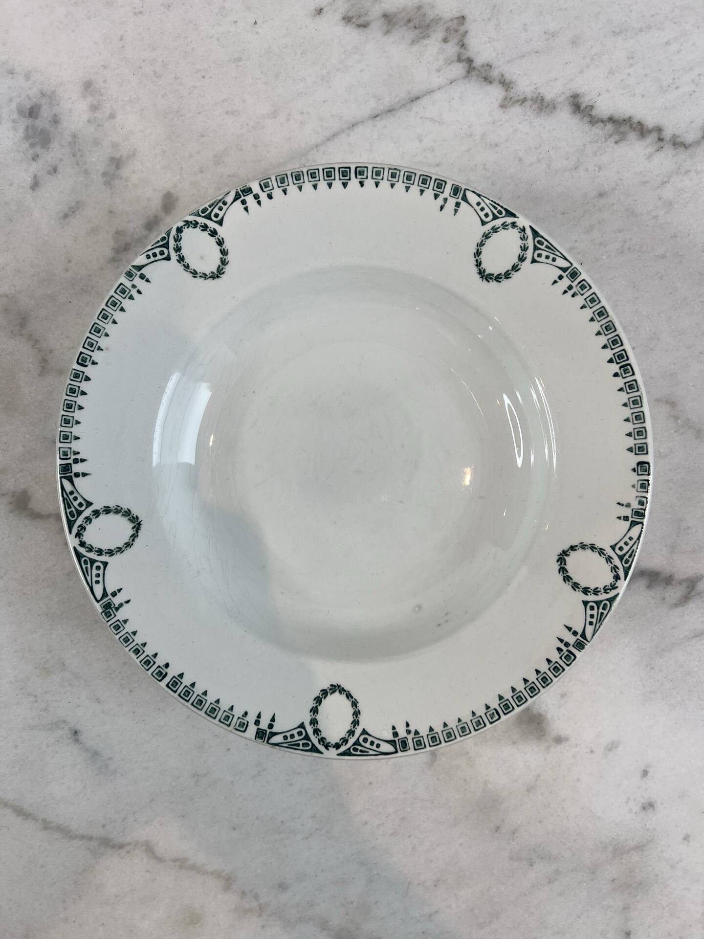 Set of 7 deep plates in earthenware, decorated with a green frieze.