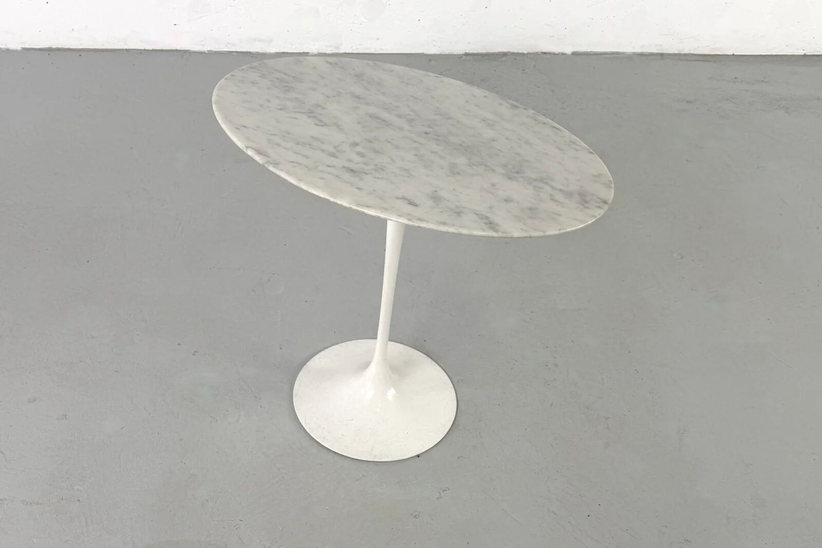 Tulip oval side table by Eero Saarinen for Knoll International – 1960s