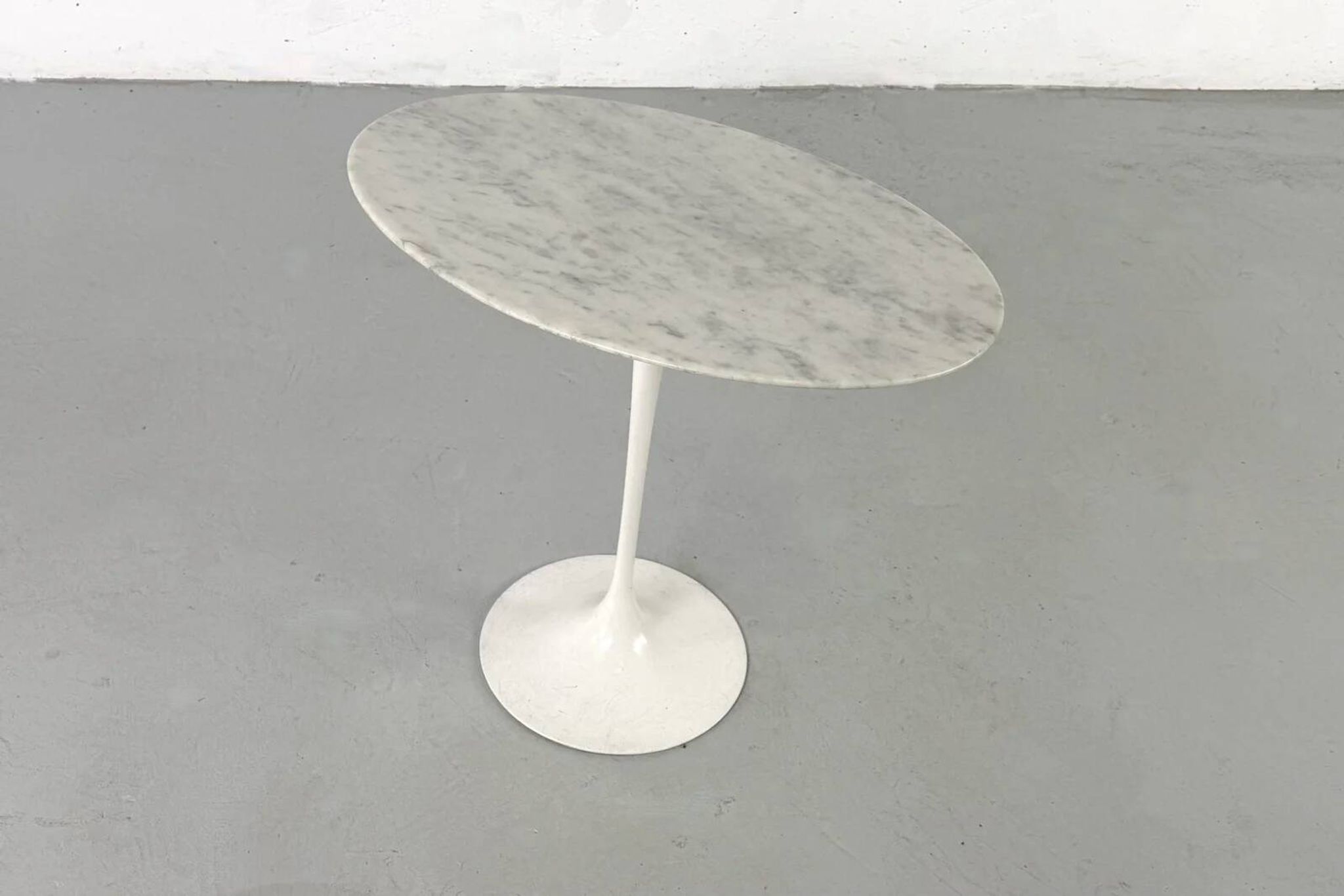 Tulip oval side table by Eero Saarinen for Knoll International – 1960s