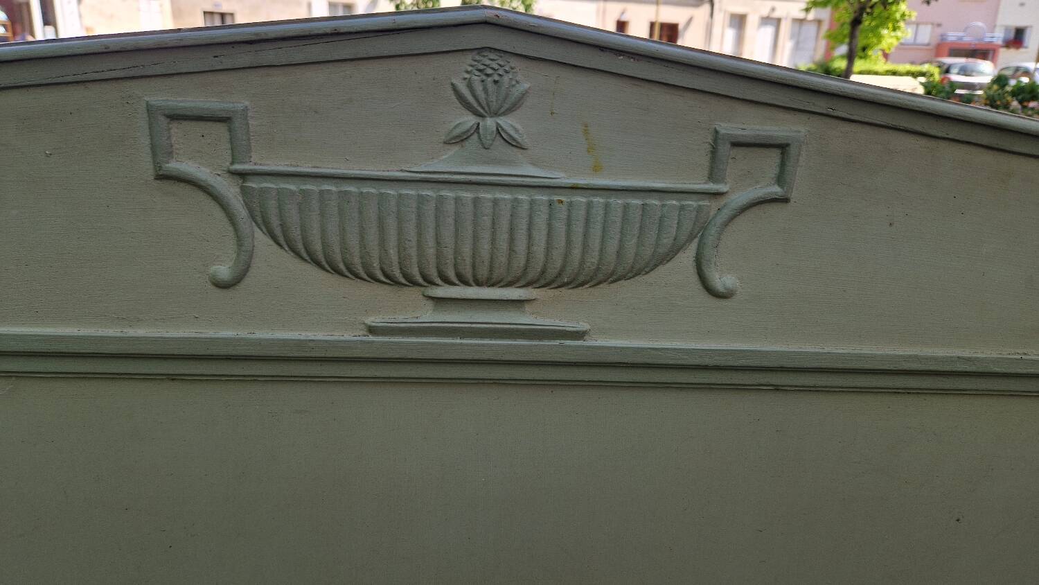 Lacquered Directory bed