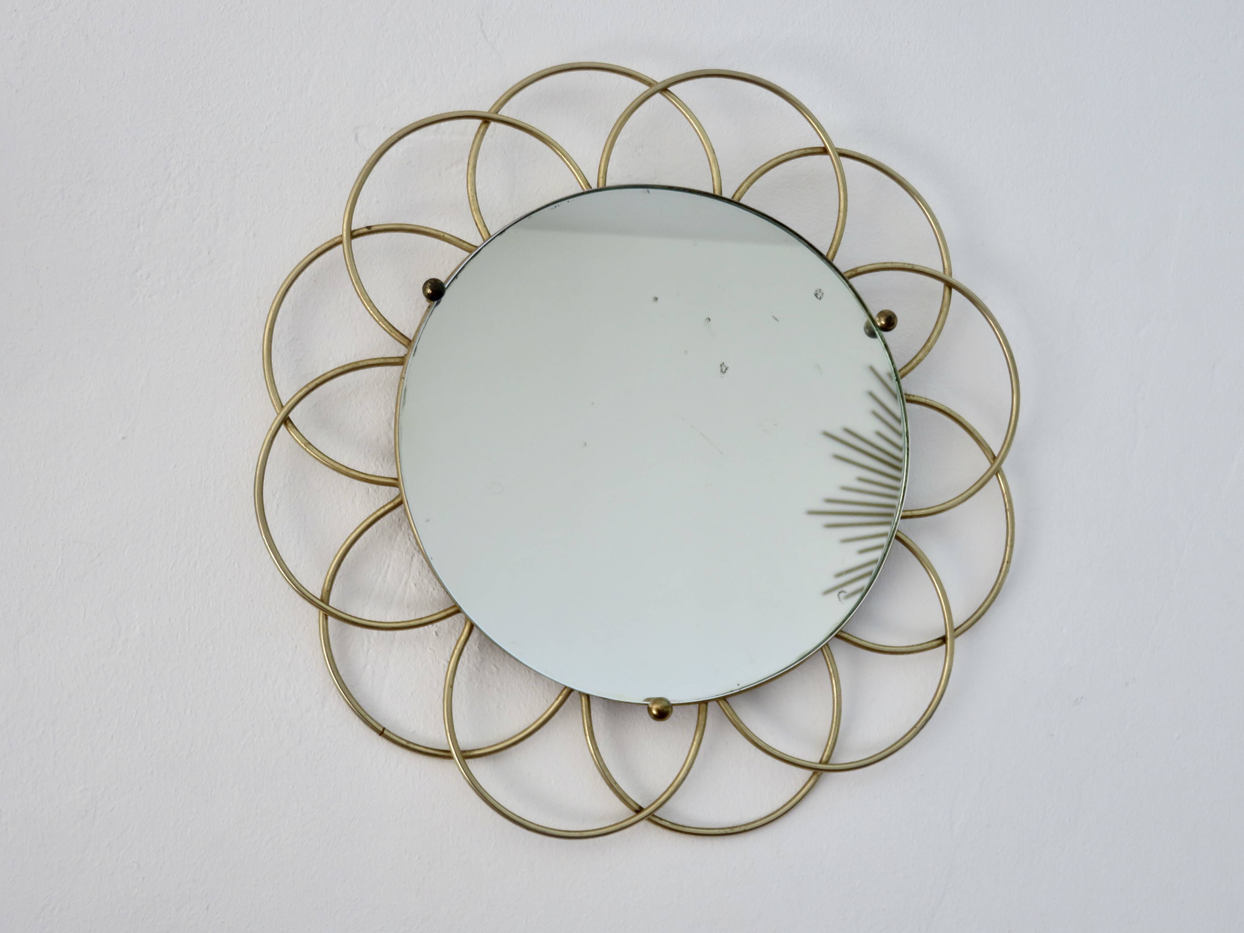 Miroir soleil " fleur " en métal doré années 60