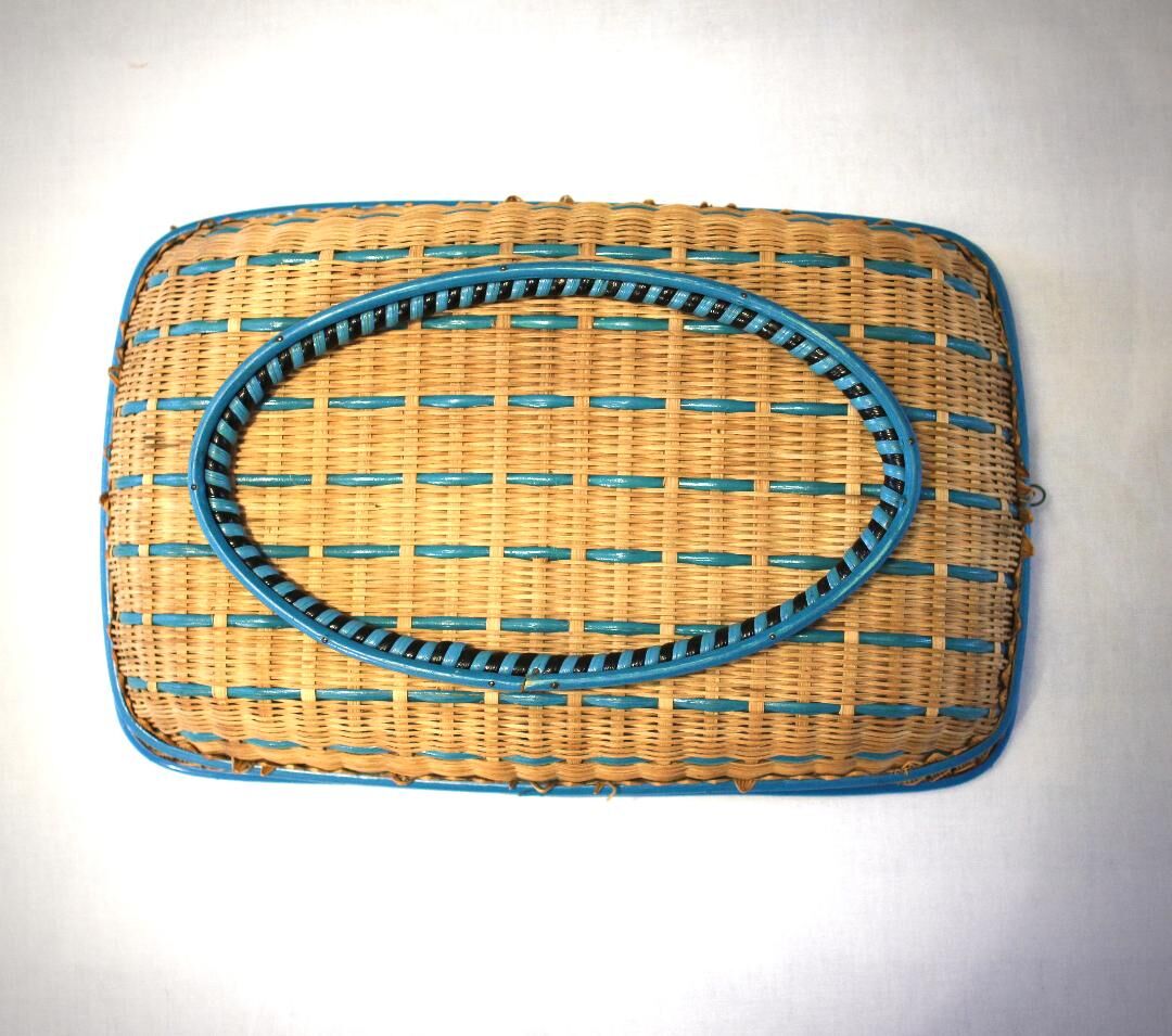 Presentation basket in woven and hand-painted wicker