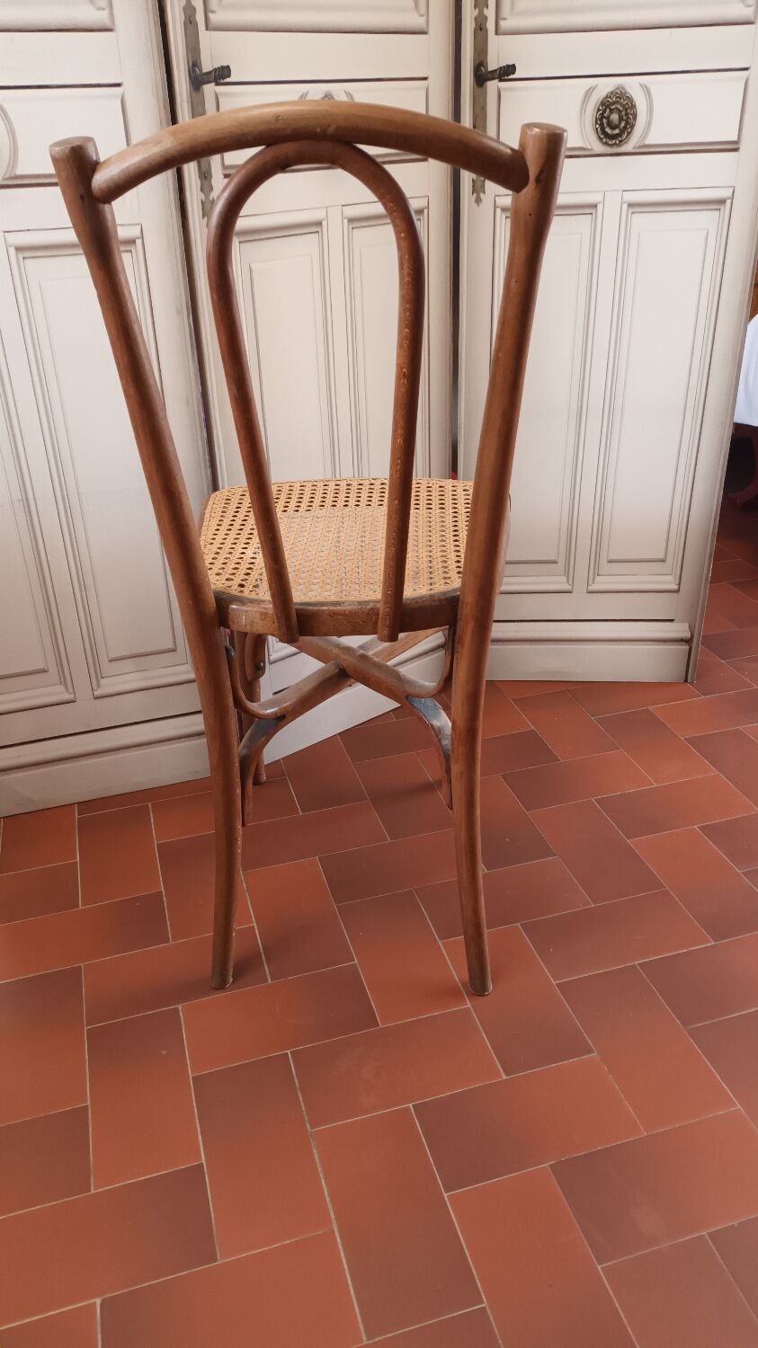 Curved wood bistro chair