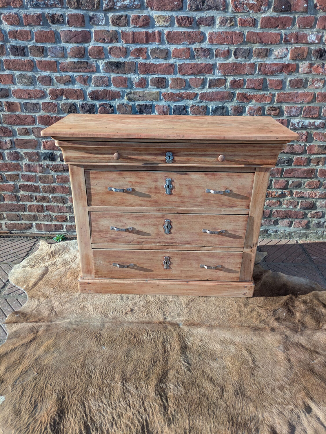 Chest of drawers
