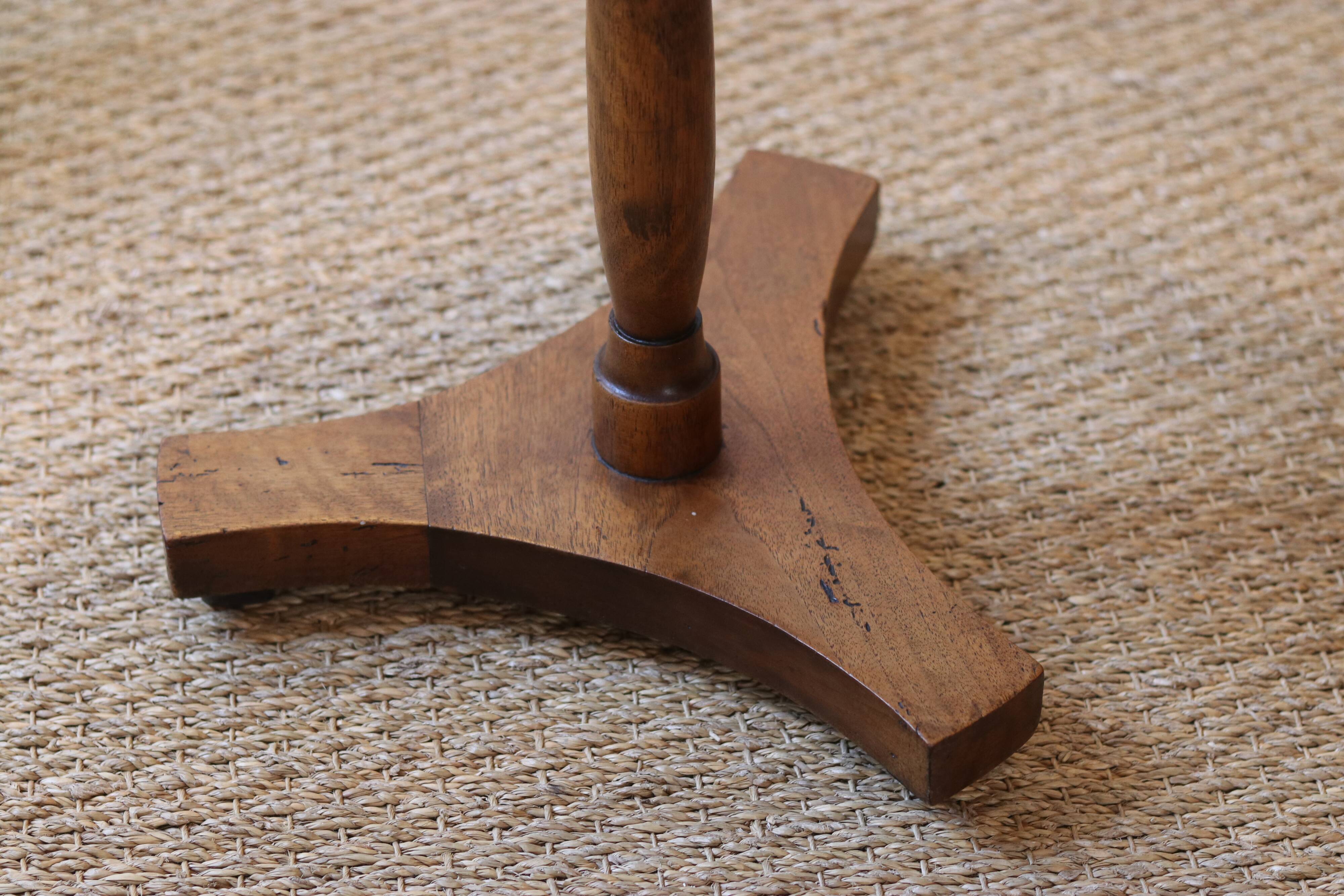 Antique walnut pedestal table, dating from the end of the 19th century