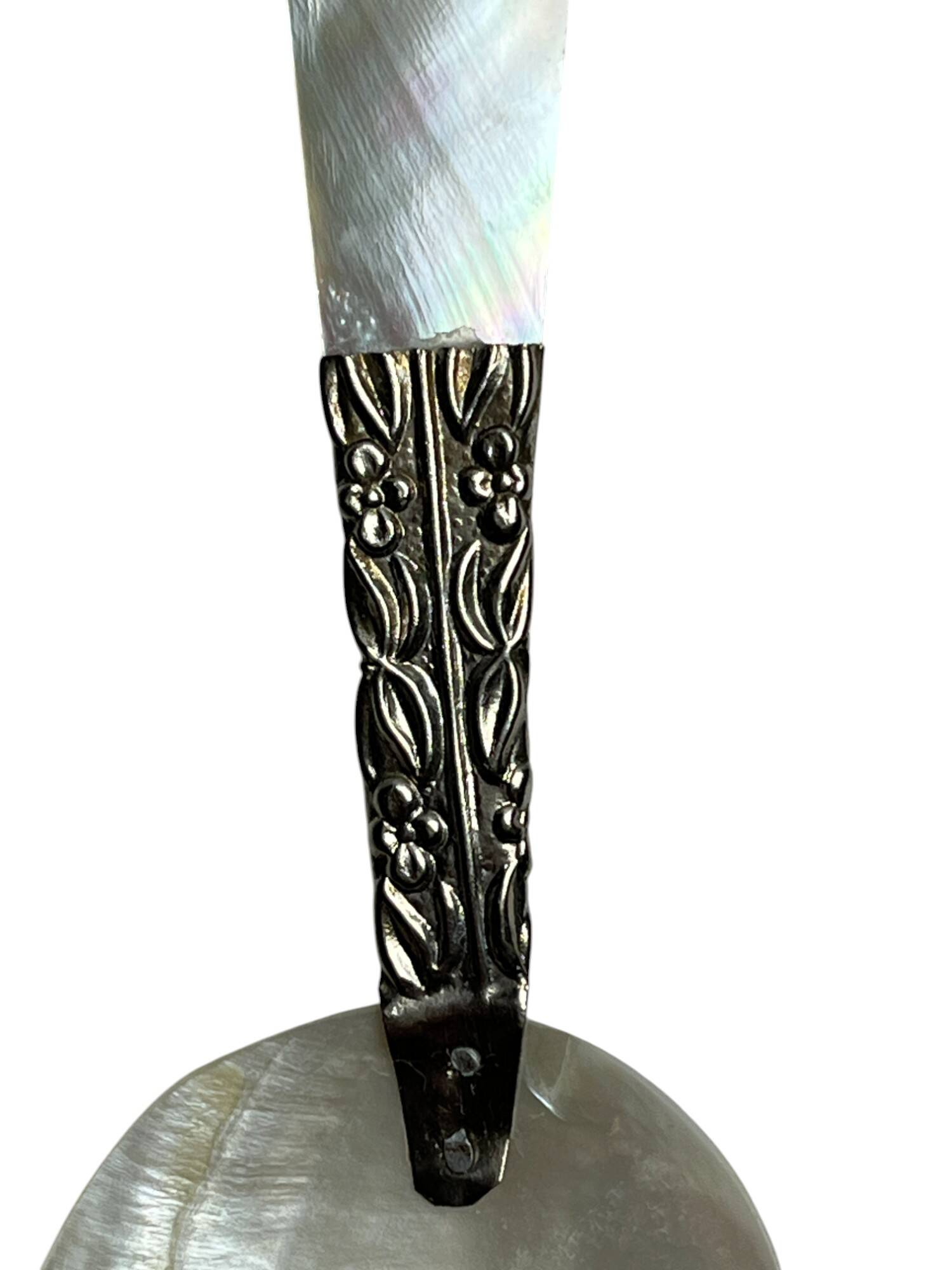 Tableware, two 20th century mother-of-pearl caviar spoons
