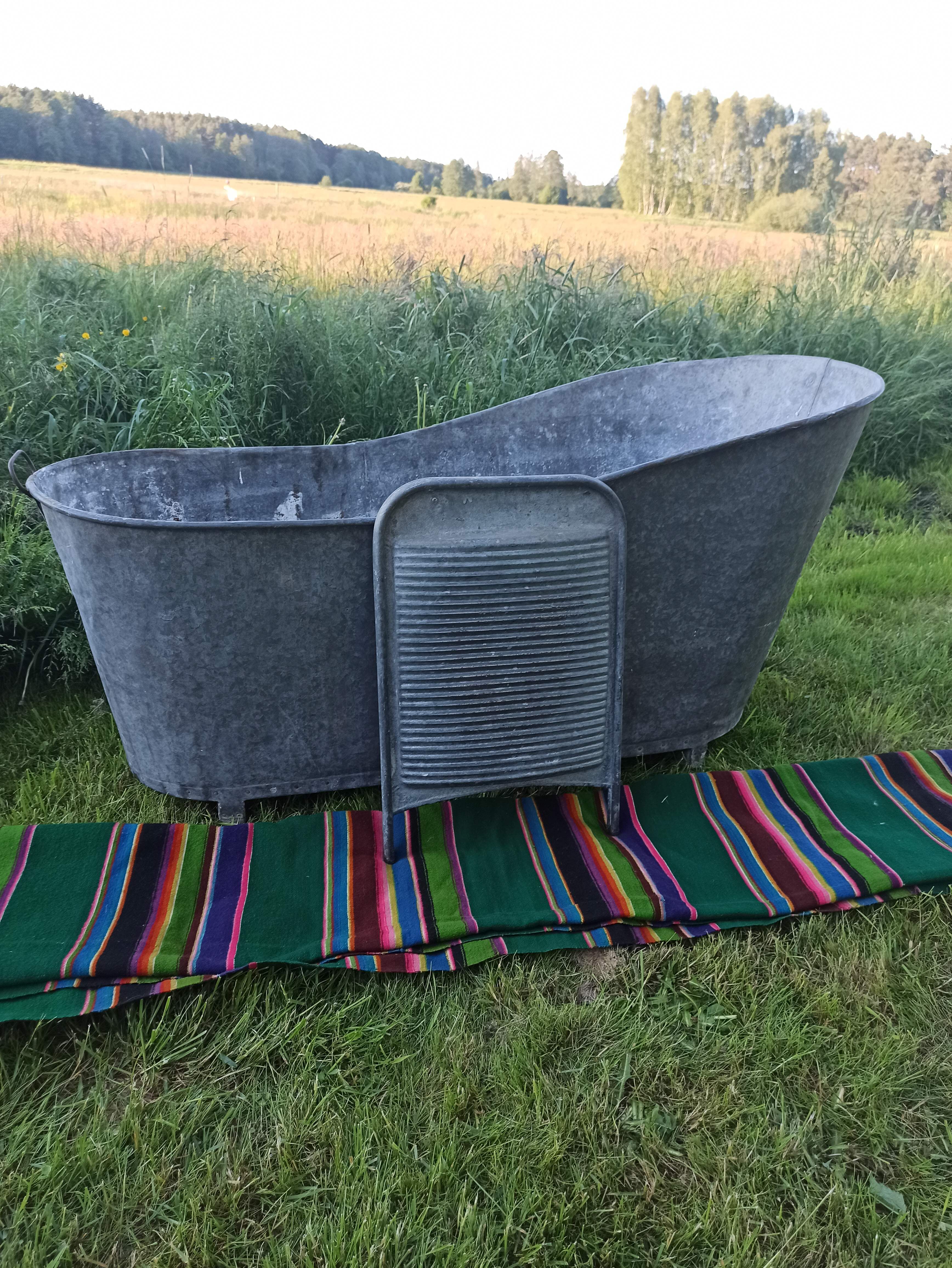 Ancienne baignoire en zinc pour le jardin.