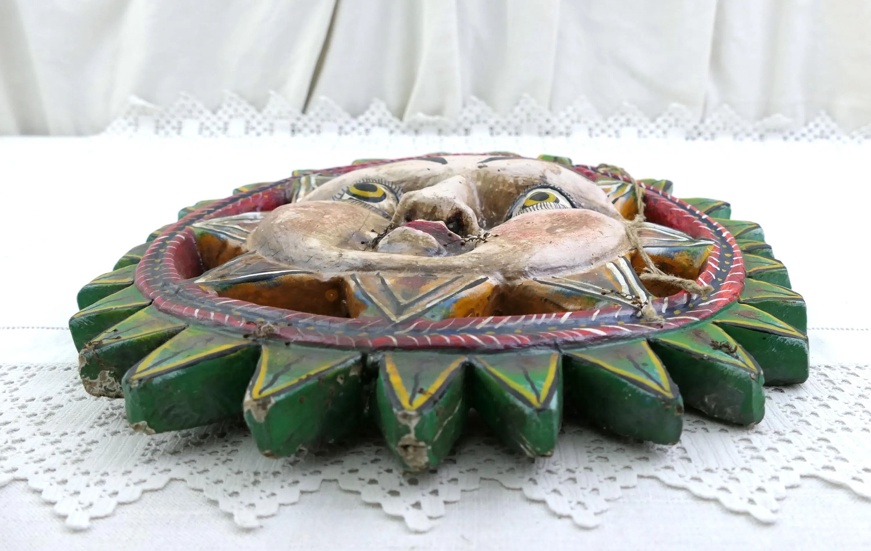 Masque de soleil mexicain vintage en bois sculpté à la main avec laque de couleur vive, art mural décoratif traditionnel rétro d'Amérique du Sud