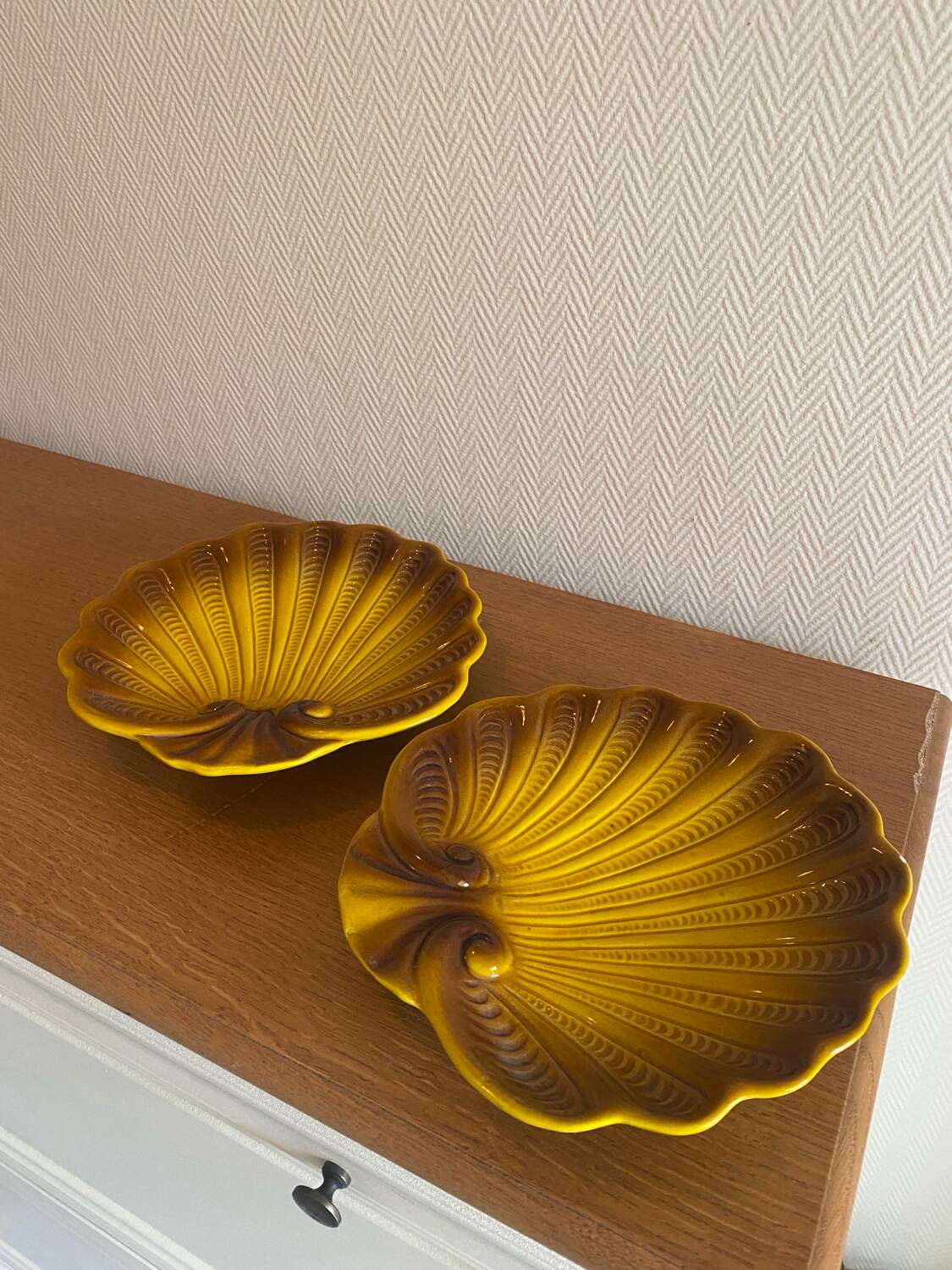 Vintage shell-shaped plates