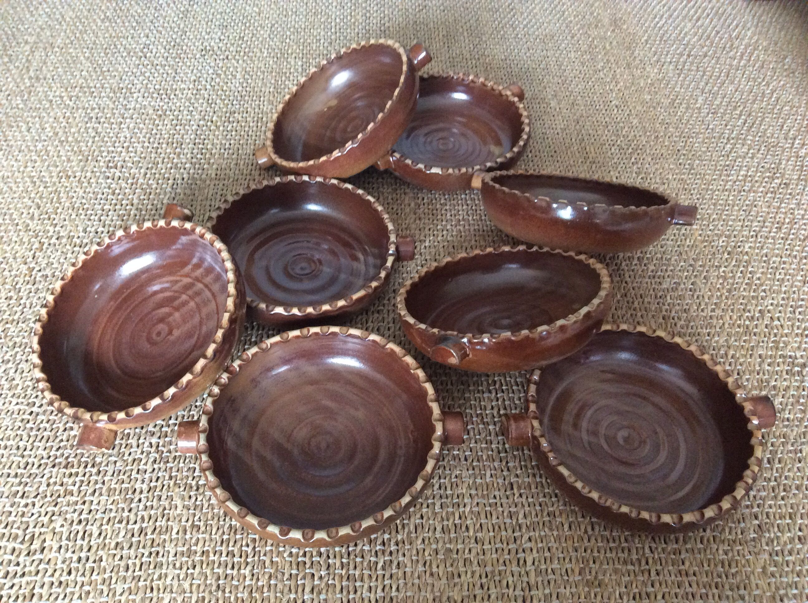 8 dishes in glazed terracotta