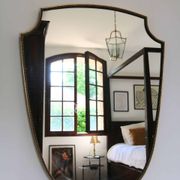 Miroir écusson en laiton à frise perlée de style italien