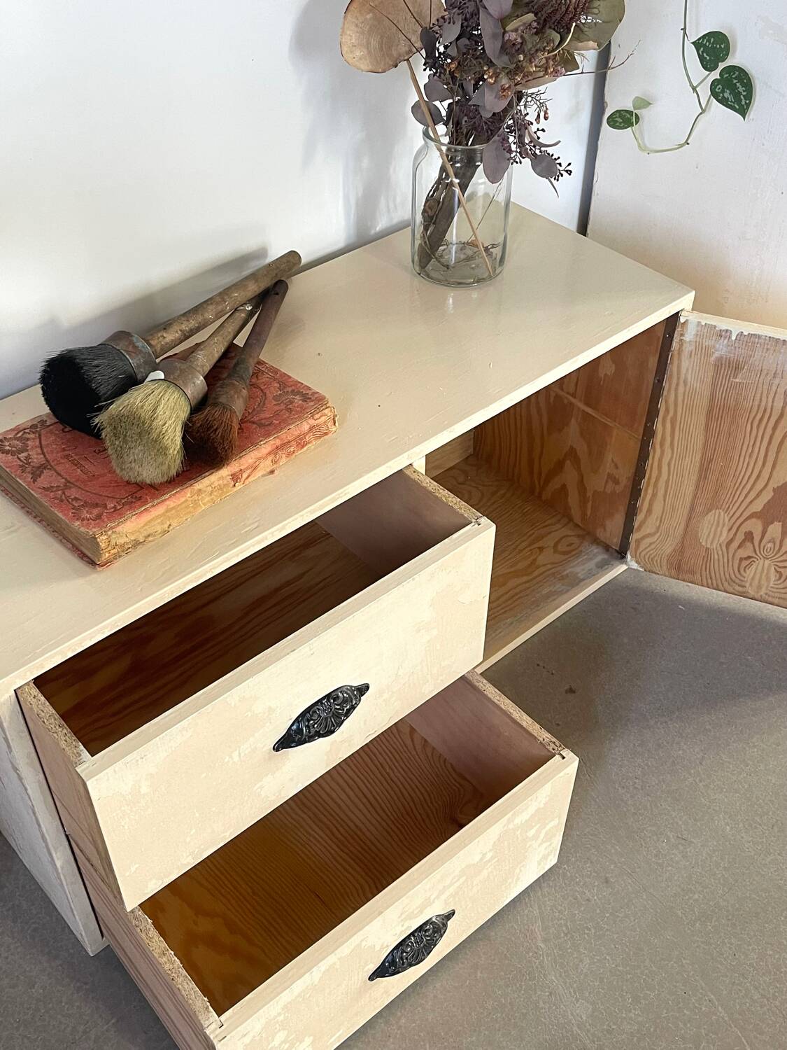 Beige workshop furniture