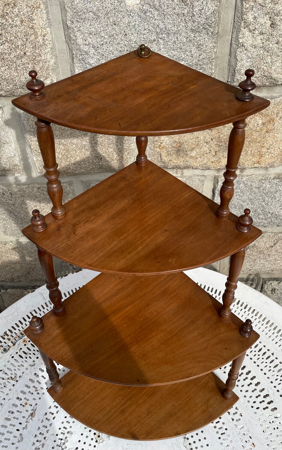 Unité d'angle française vintage en bois avec quatre étagères.