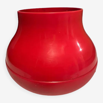 Vase rouge en  plastique