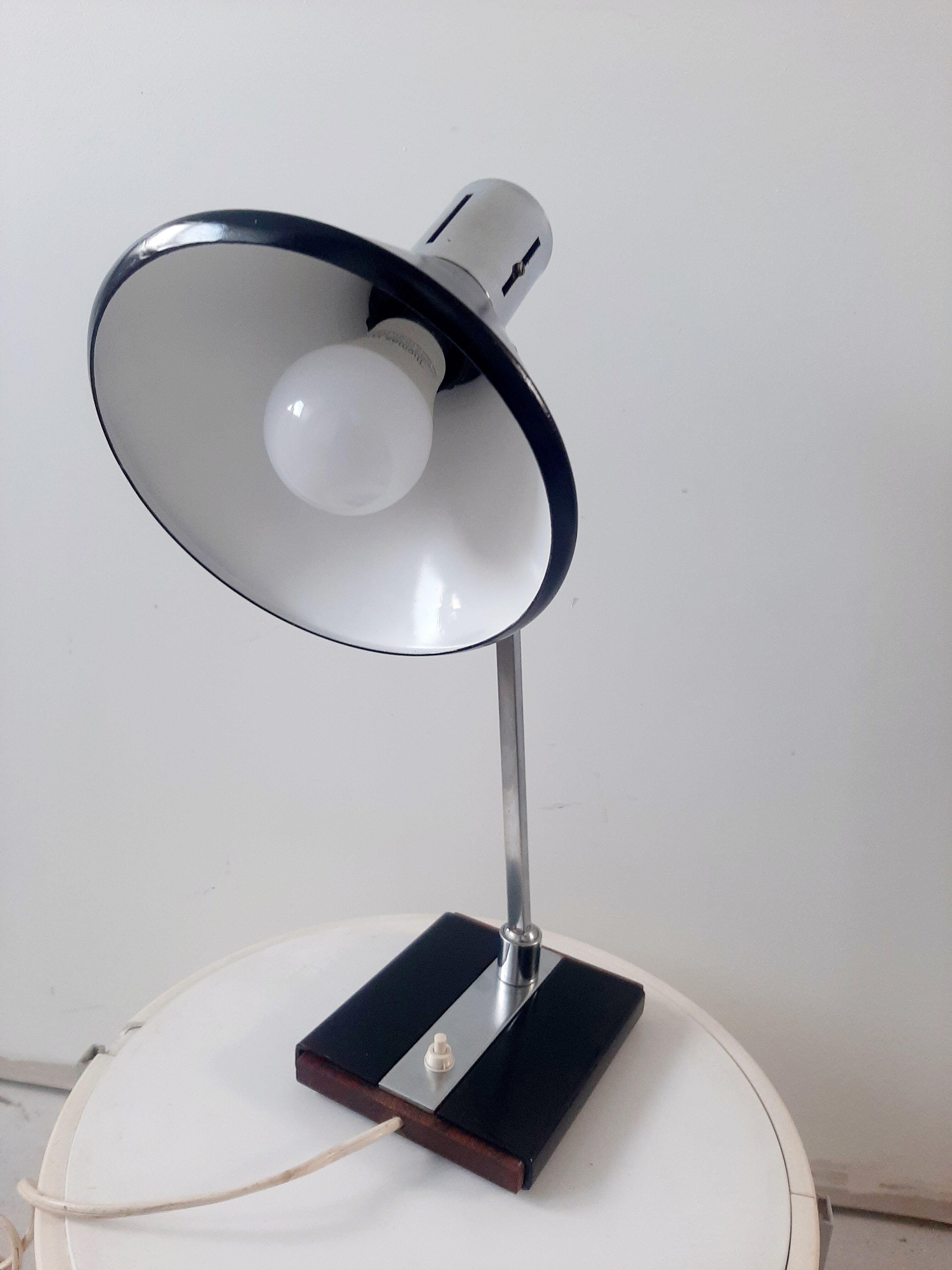 Articulated desk lamp in metal and wood