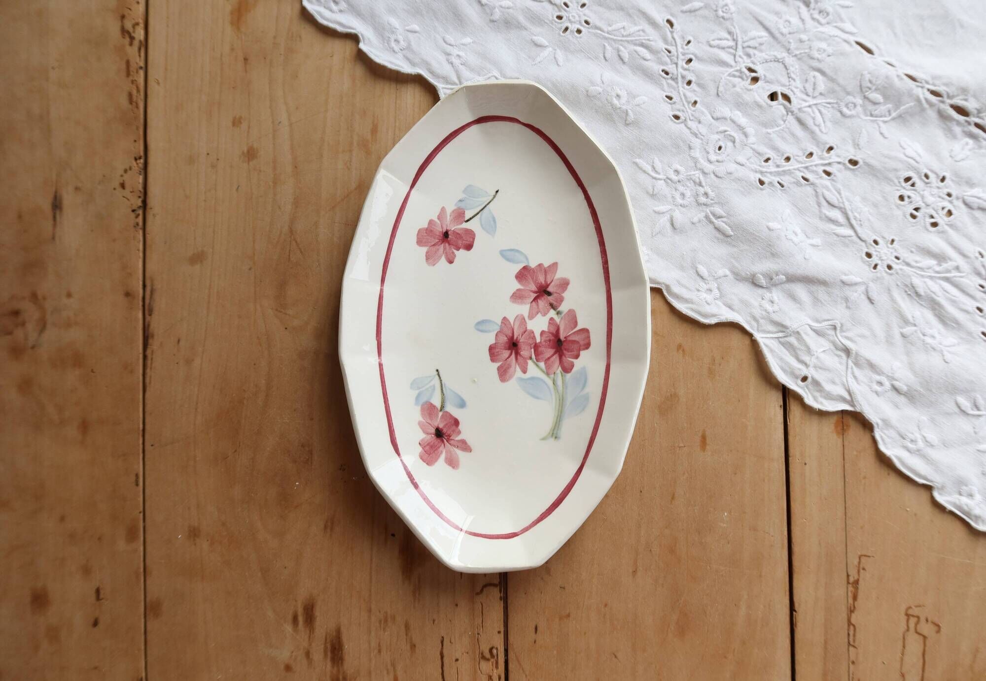 Ravier vintage ivory faience with floral rose decoration.