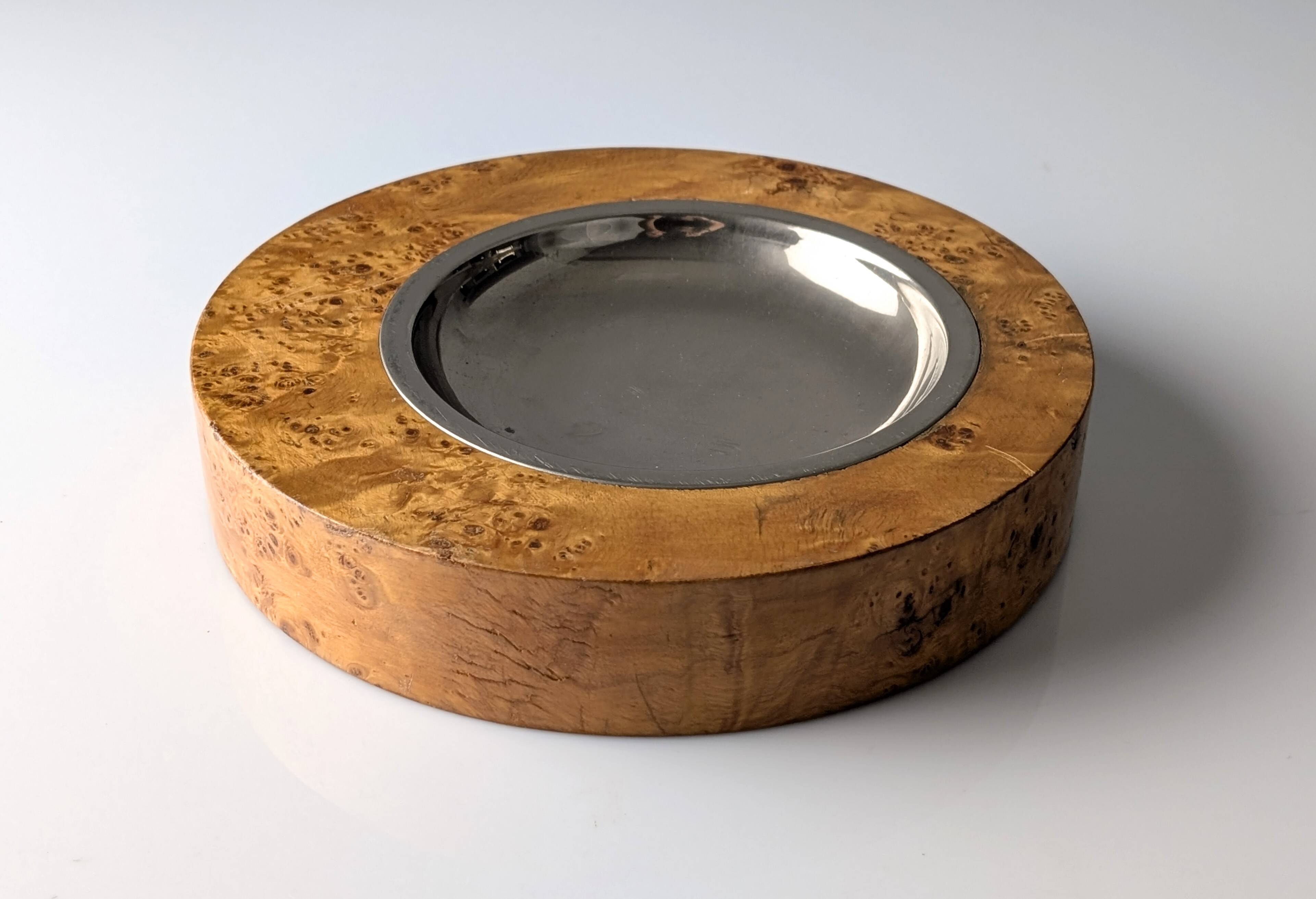 Cendrier en loupe de bois italienne et acier, dans le style de Tomasso Barbi, années 1970