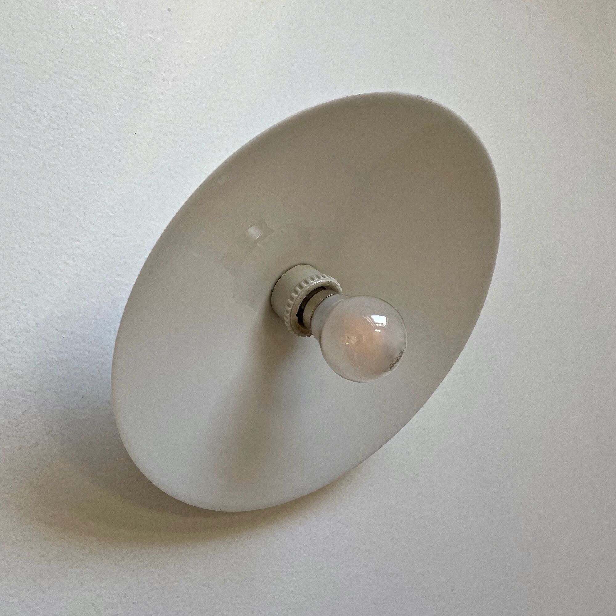 Opaline and porcelain wall lamp