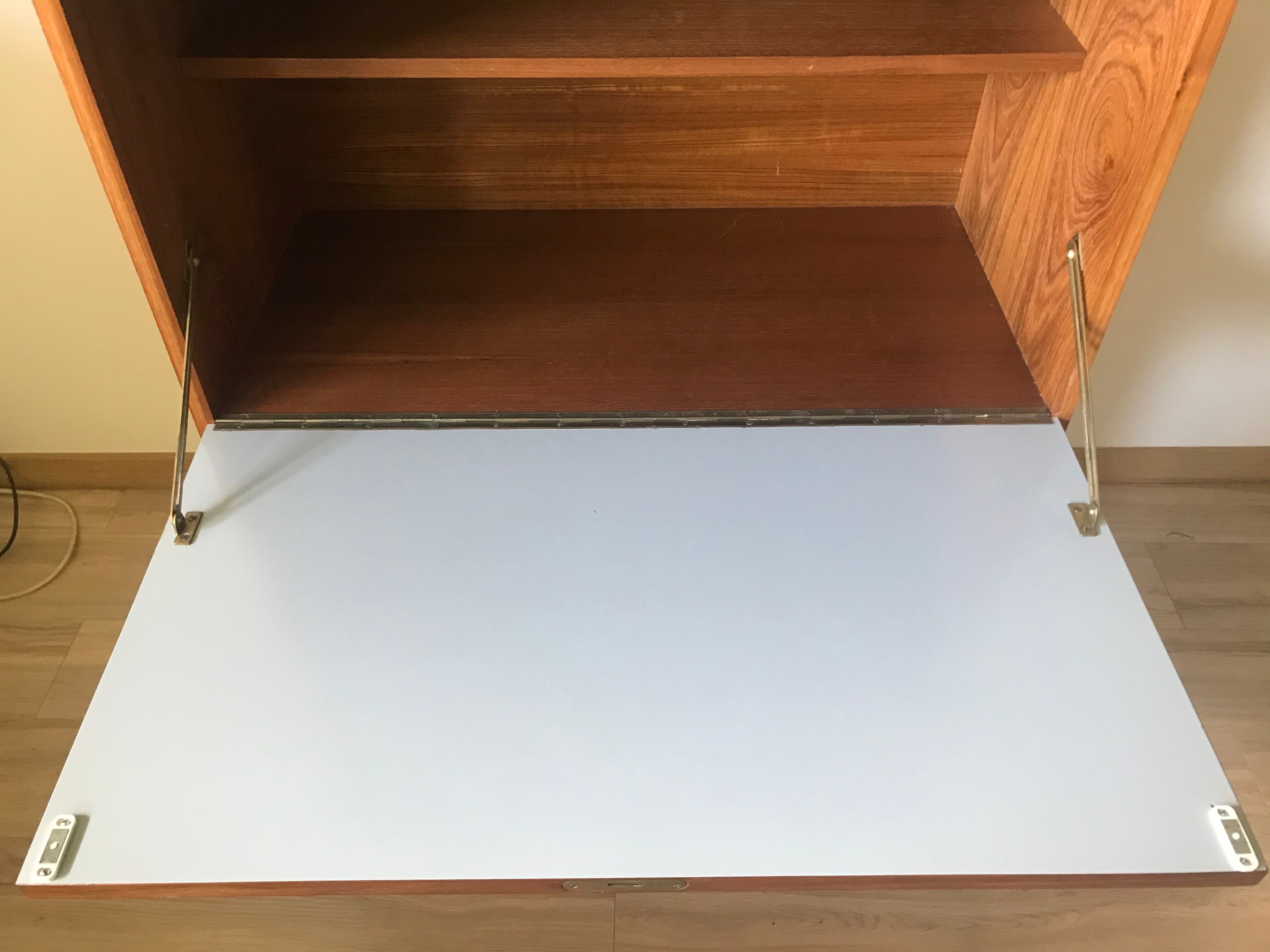 Scandinavian secretary