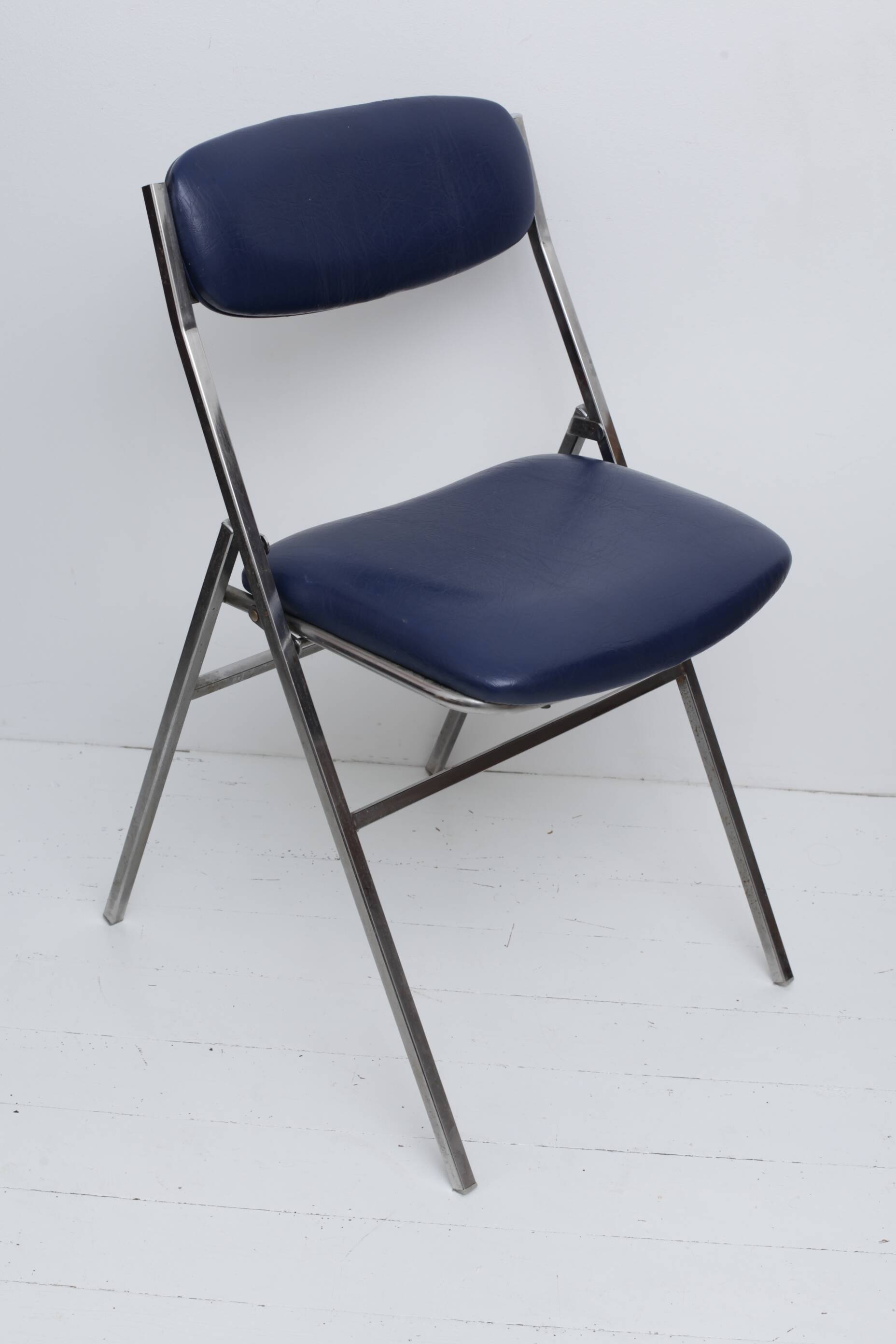 Chaise pliable skaï bleu pieds chromés