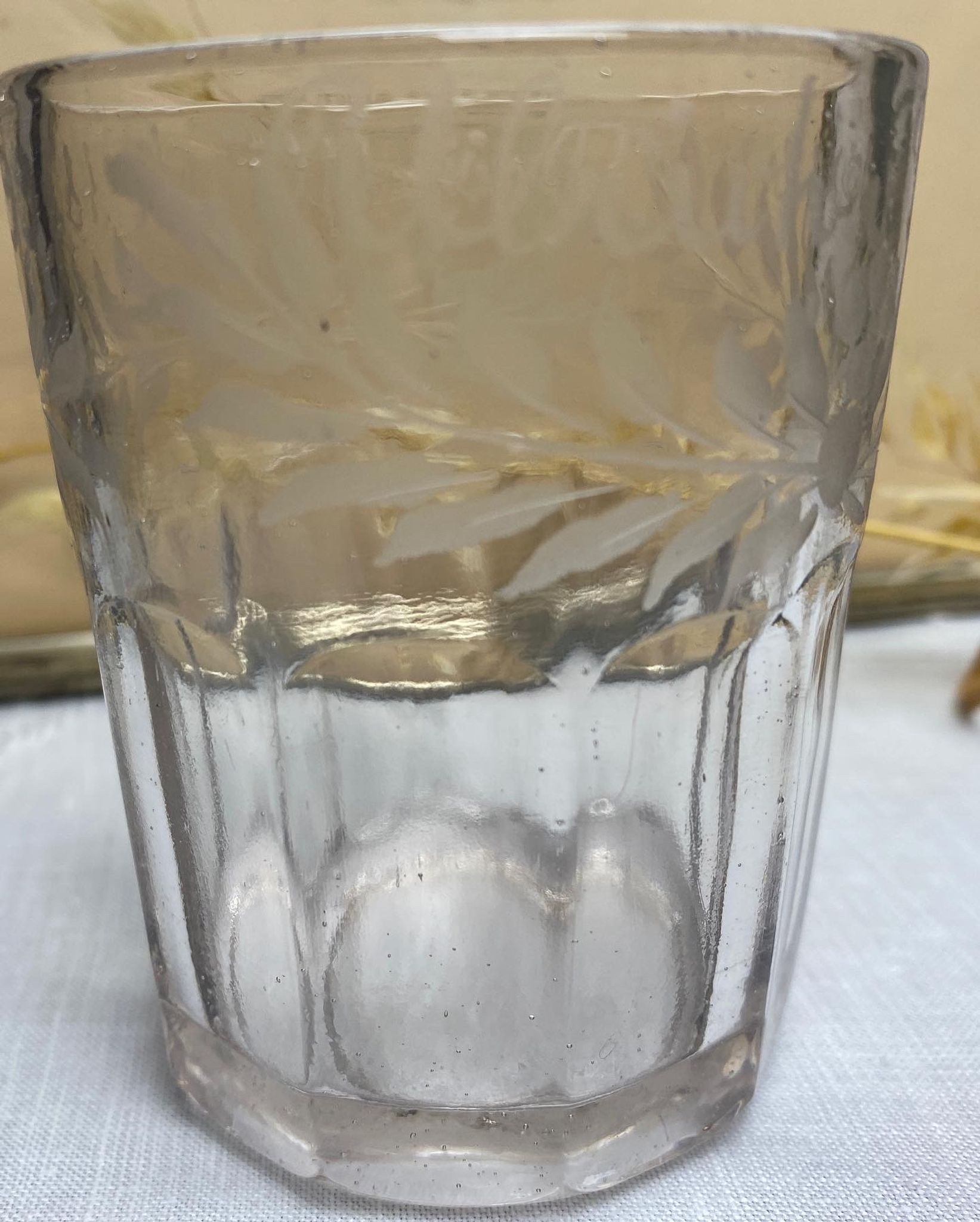 Vase de mariés gravé de 1889 en verre épais
