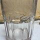 Vase de mariés gravé de 1889 en verre épais