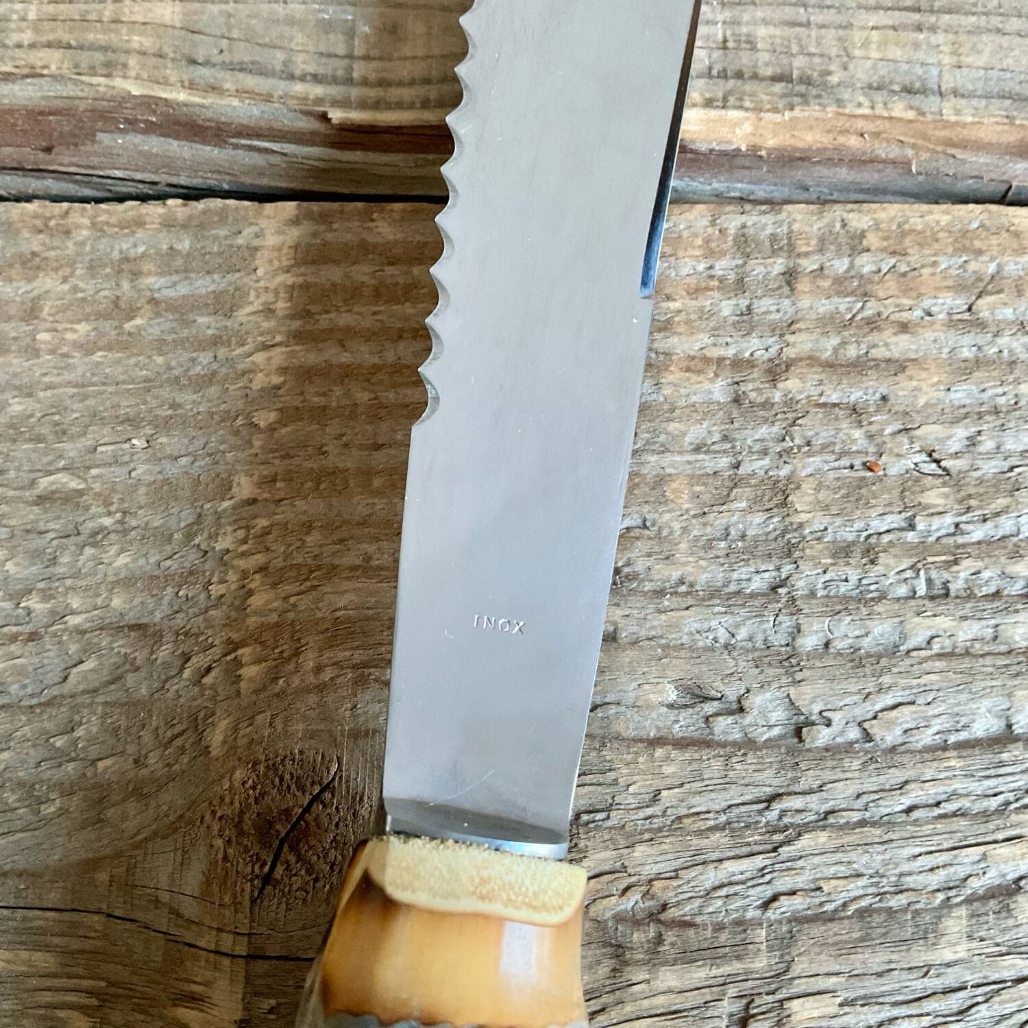 Bread knife with bamboo handle