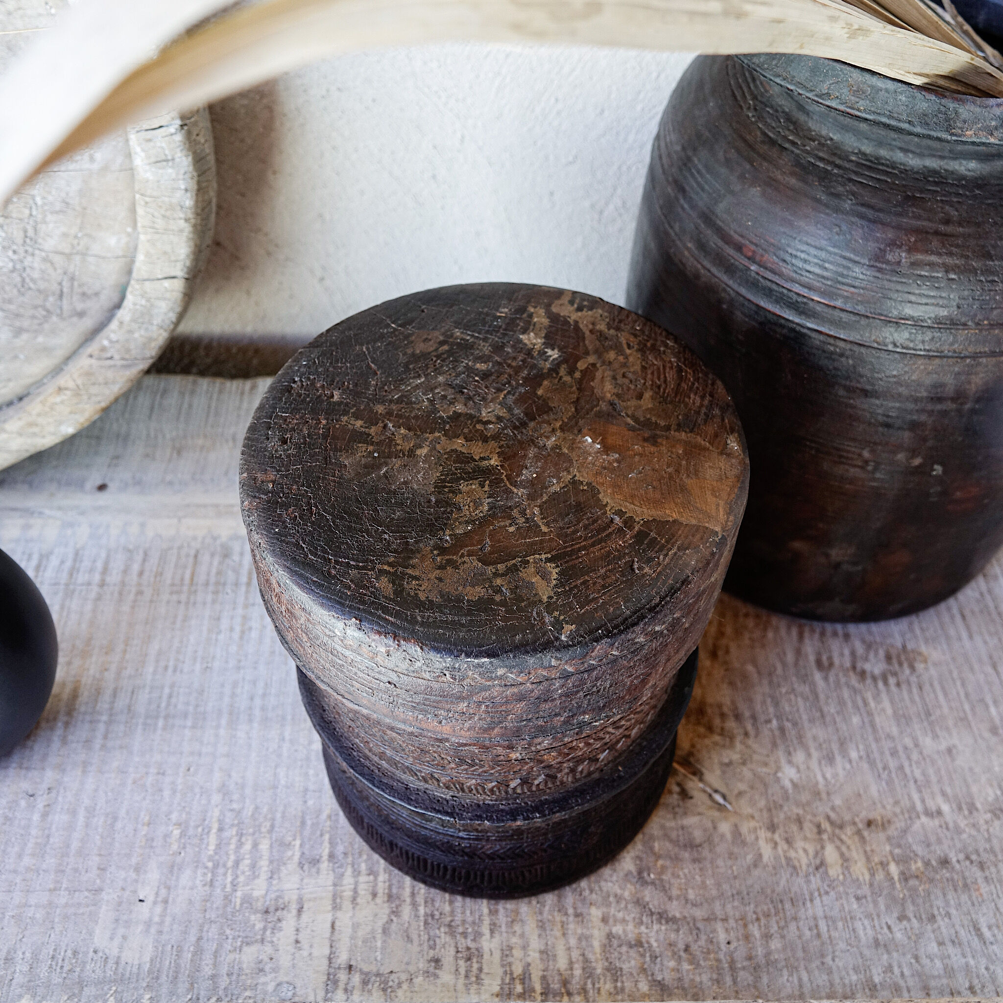 Pot gravé en bois