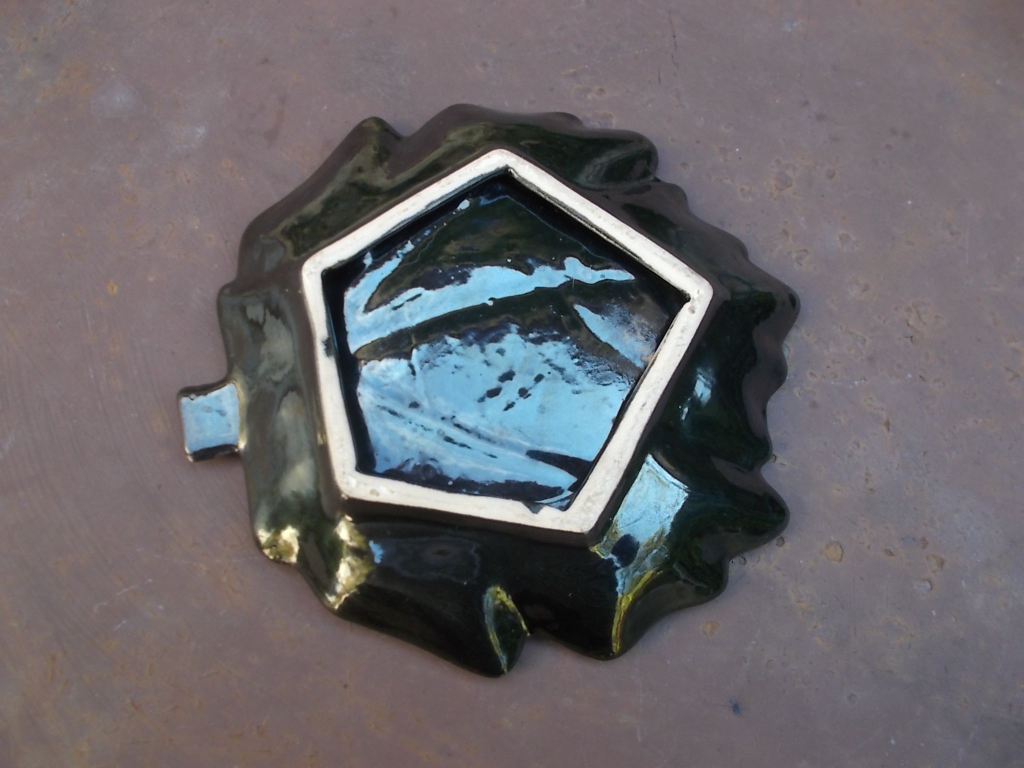 Ceramic leaf-shaped catchall