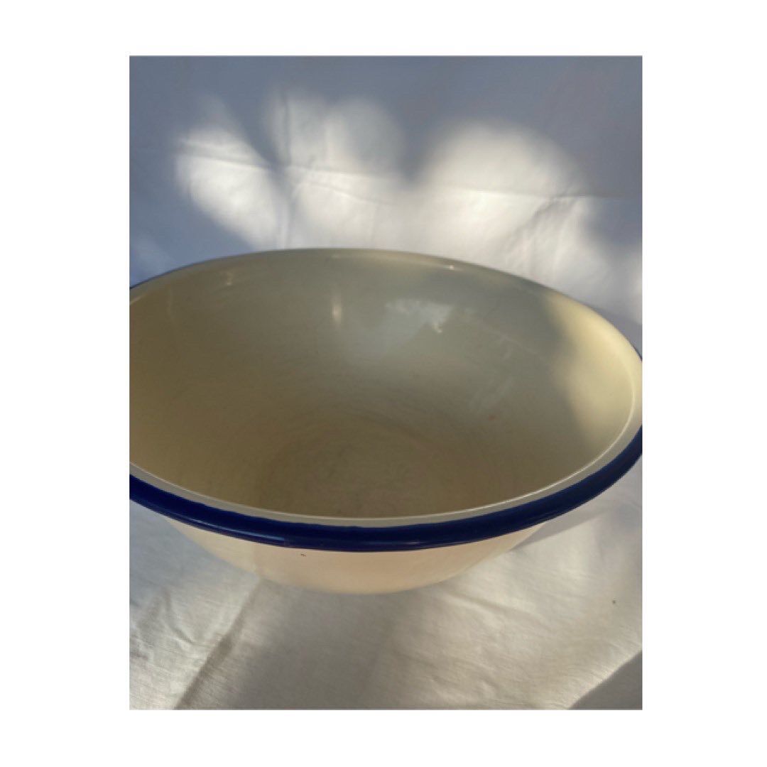 Enamelled sheet metal bowl