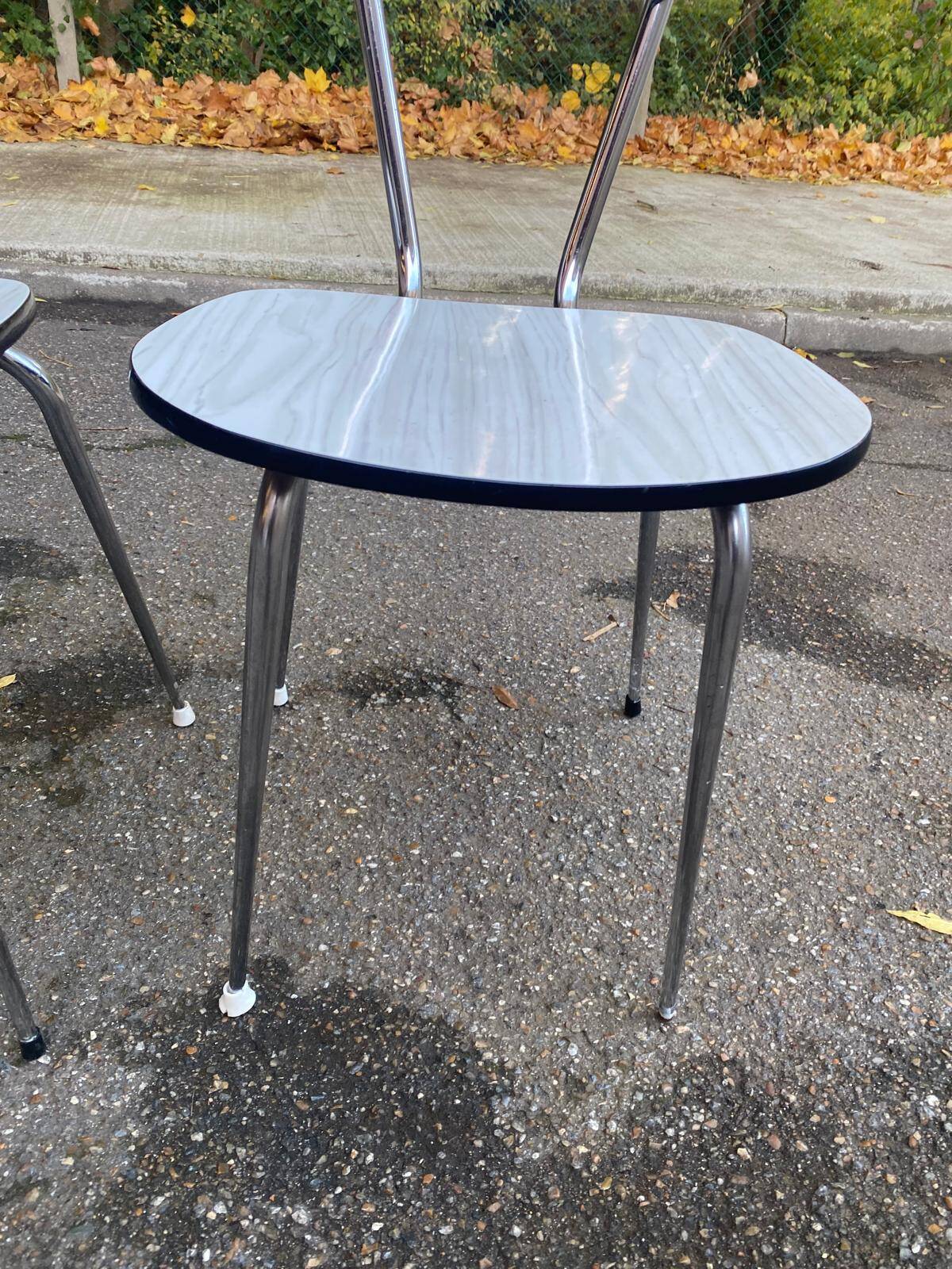 2 chaises formica beige et acier 1980